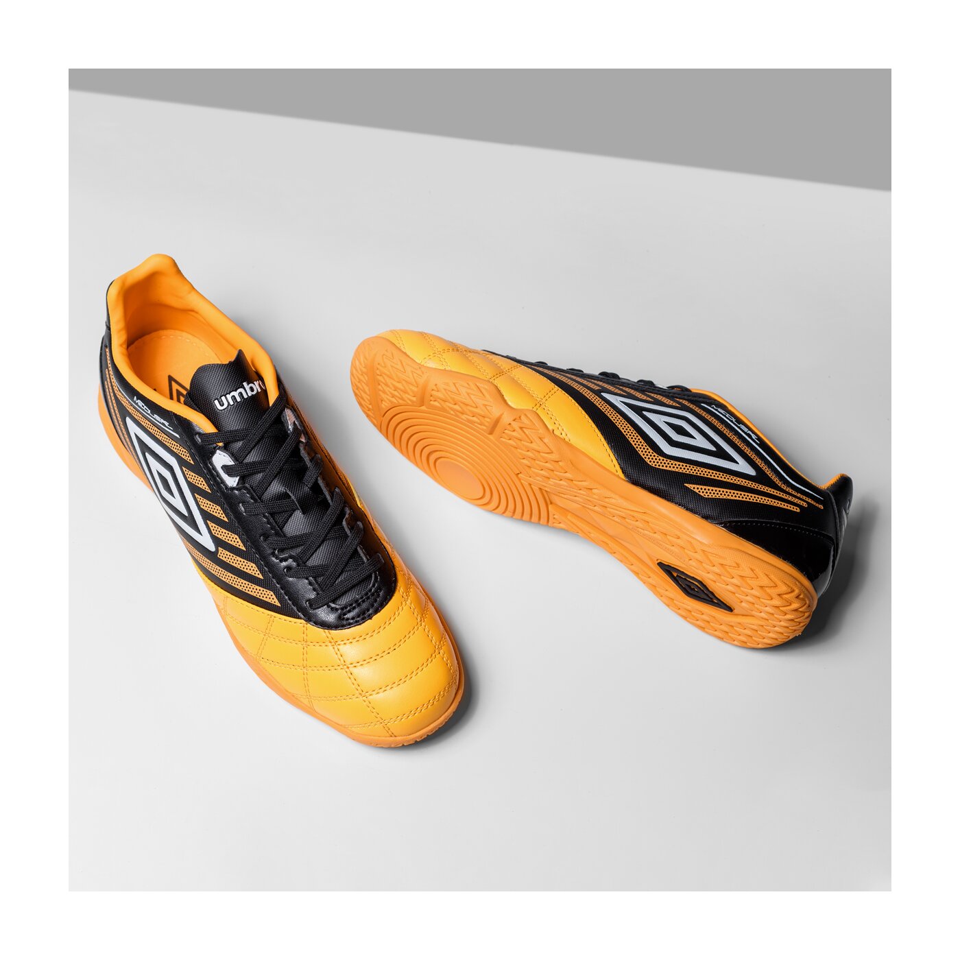 Buty piłkarskie męskie UMBRO MEDUSAE CLUB IC 81100uepy kolor pomarańczowy