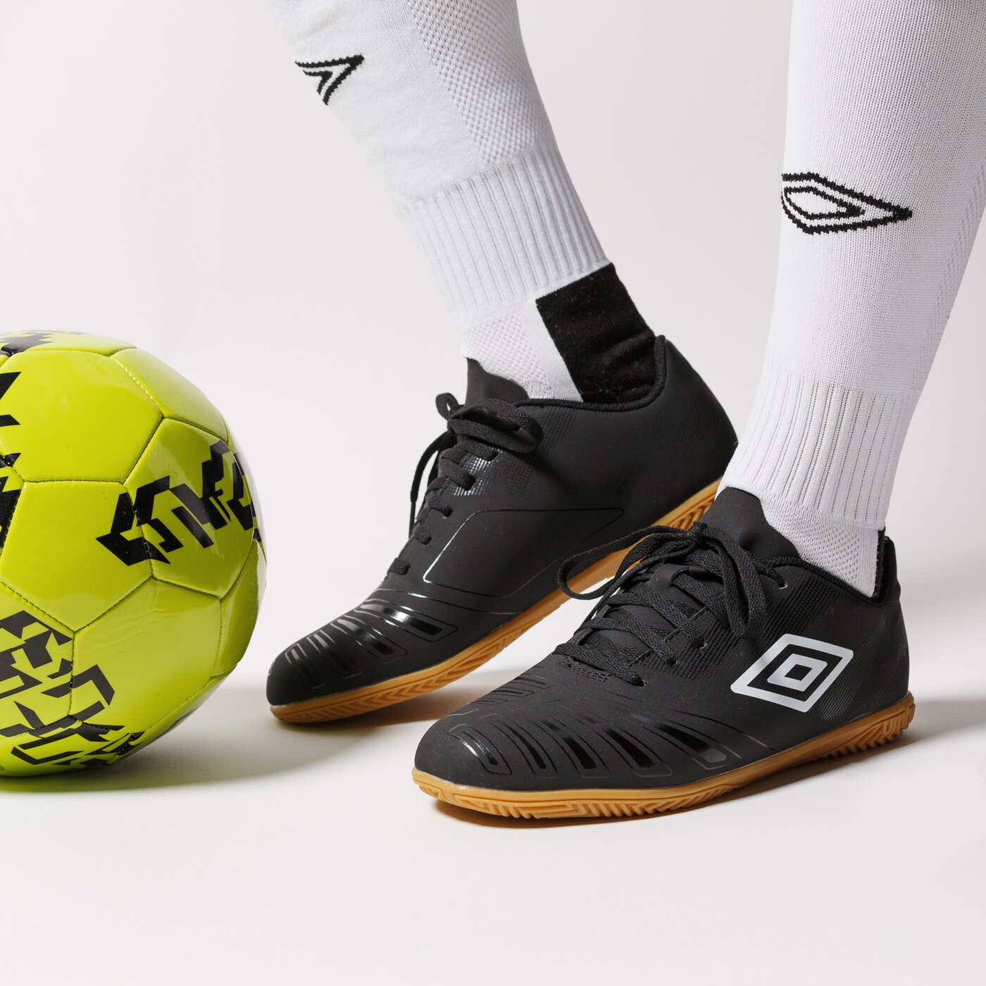 Buty piłkarskie męskie UMBRO UX ACCURO III LEAGUE IC 81546u-090 kolor czarny