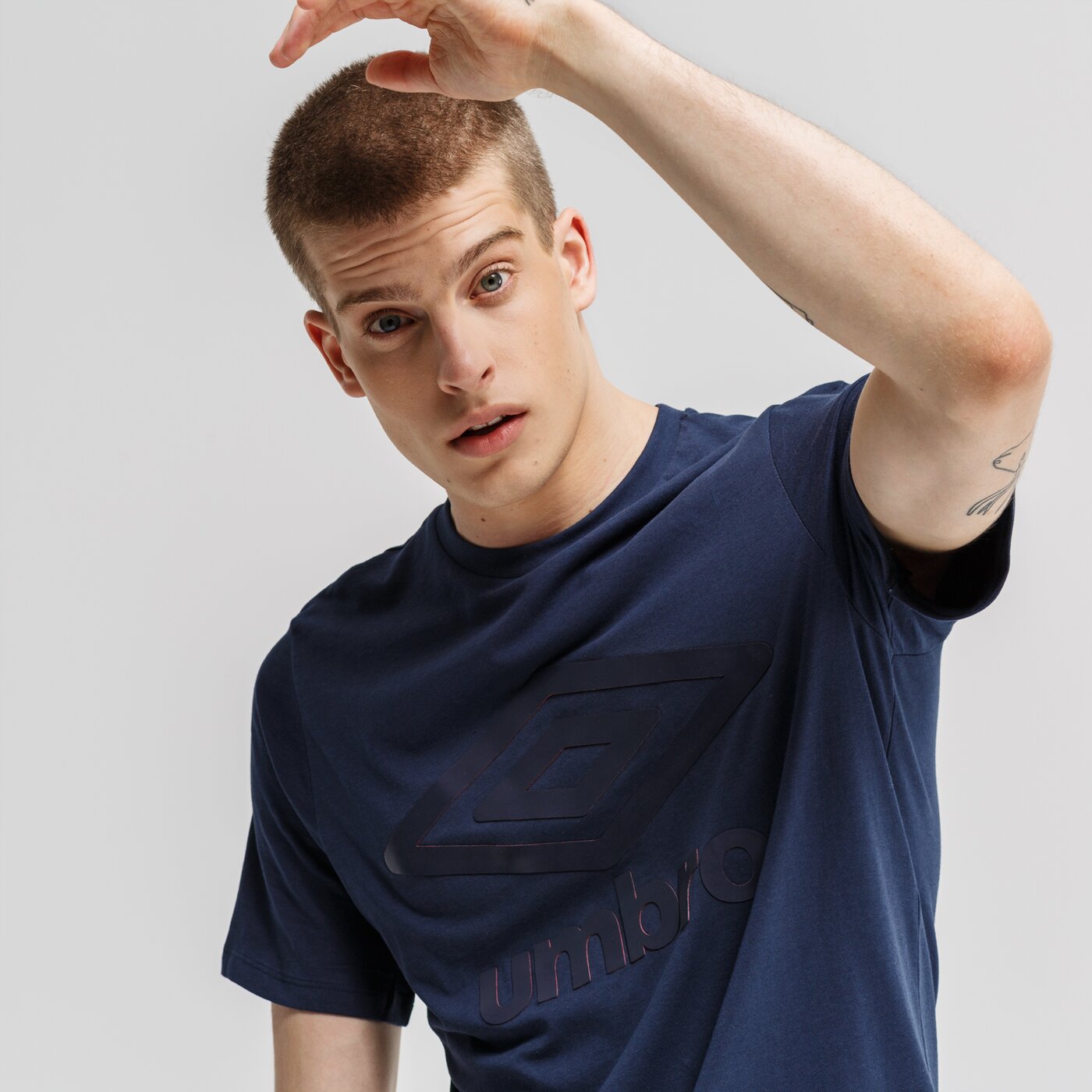 Koszulka męska UMBRO T-SHIRT SS OPULENT REVEAL LOGO GRAPHIC 65526u-w05 kolor granatowy