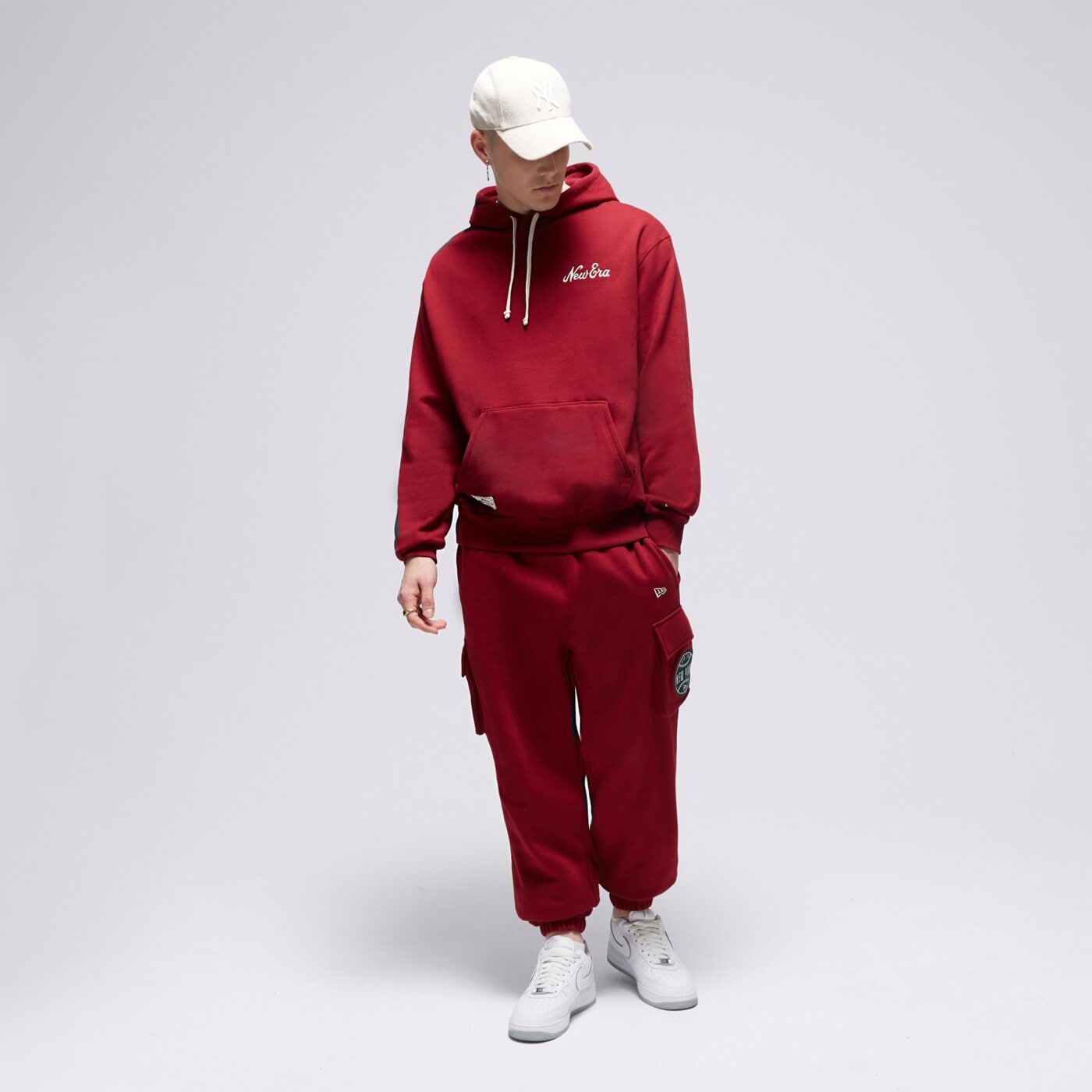 Spodnie dresowe męskie NEW ERA SPODNIE NE CARGO NONE 60416406 kolor bordowy