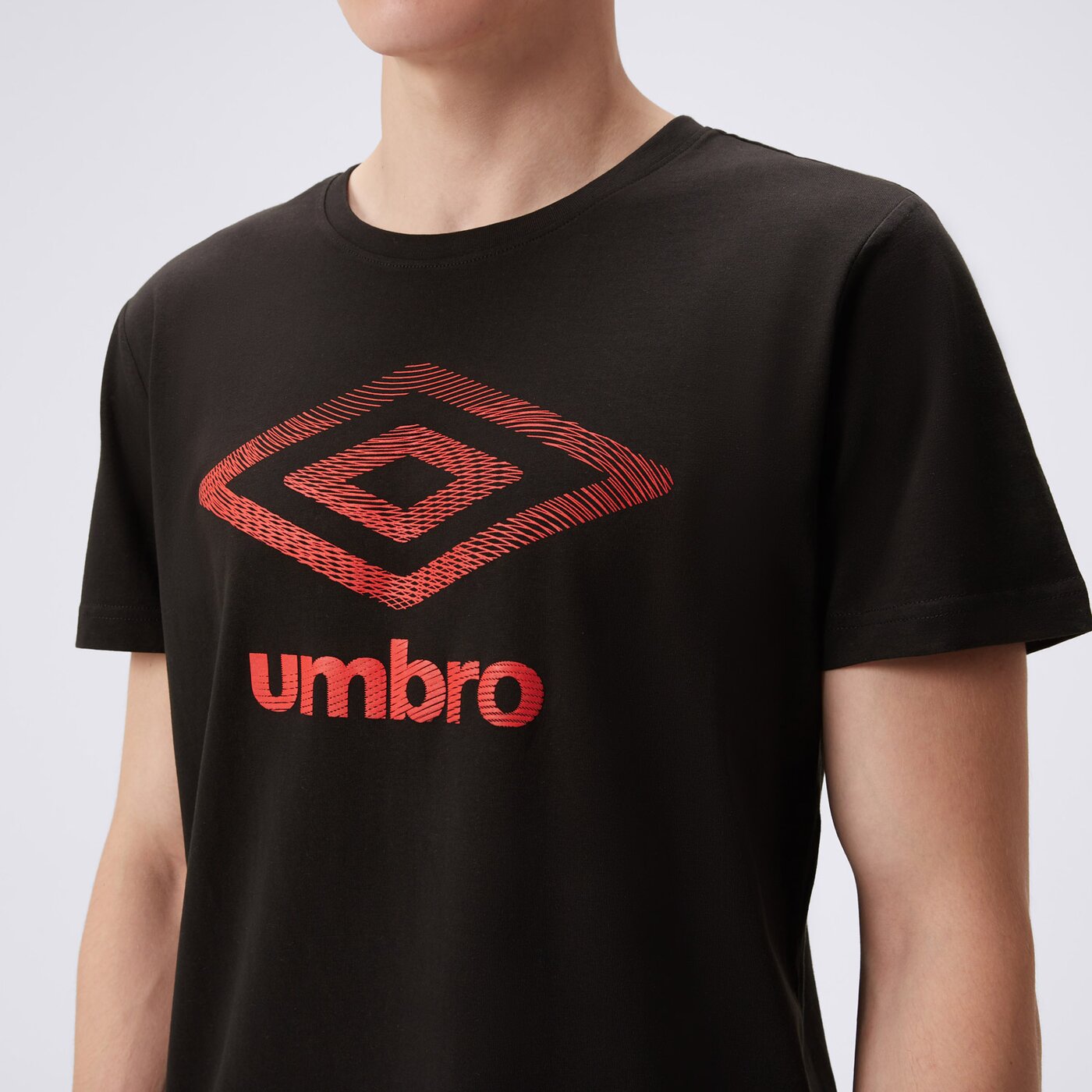 Koszulka męska UMBRO T-SHIRT UMBRO GRAPHICS BLACK ul325tsm02001 kolor czarny