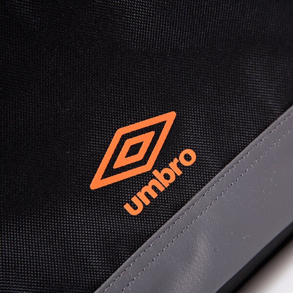 Torba sportowa damska UMBRO TORBA MEDIUM HOLDALL BLACK WHITE 30474ucih kolor czarny