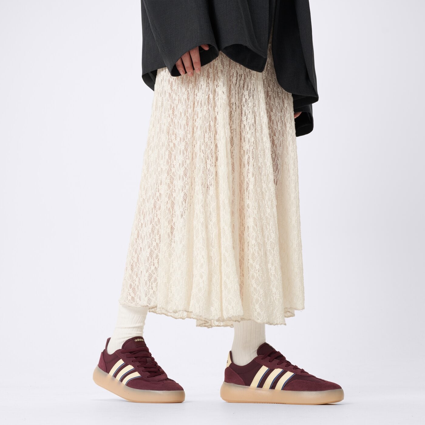 Buty sportowe damskie ADIDAS BARREDA DECODE jr3544 kolor bordowy