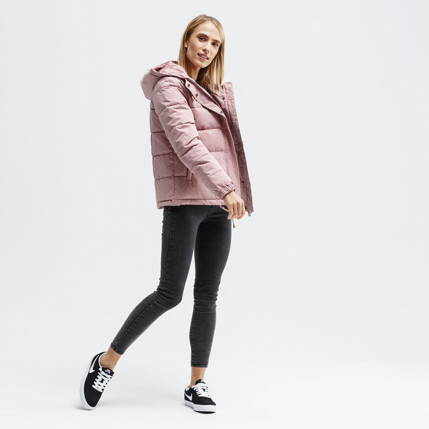 Koszulka damska NIKE T-SHIRT SS W NSW SPORT CHARM cj7913-010 kolor czarny