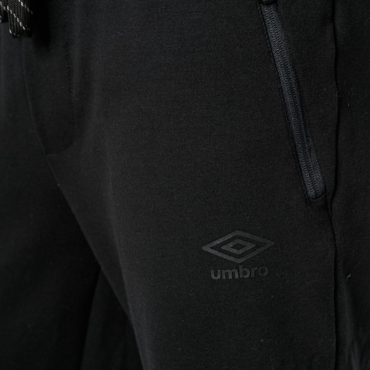 Spodnie dresowe męskie UMBRO SPODNIE TEKTITE ul38spm05002 kolor czarny
