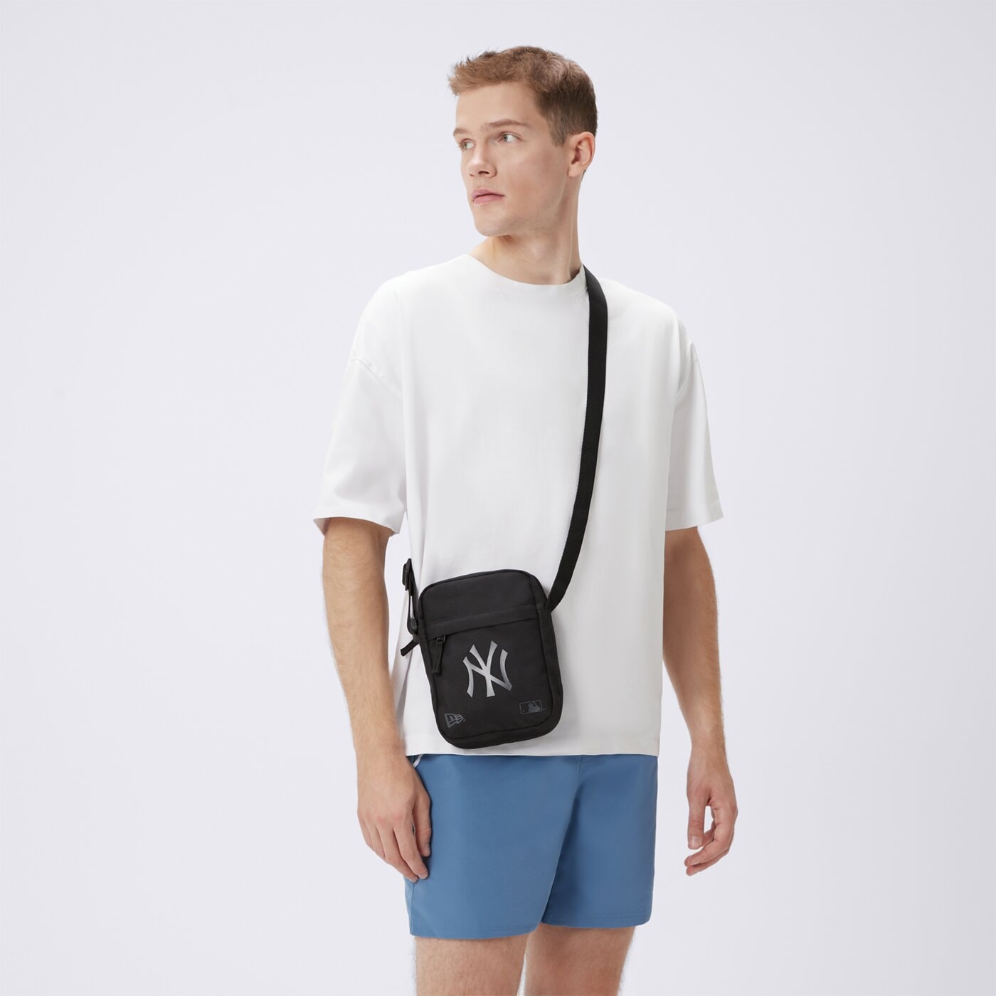 Nerka (saszetka na pas) damska sportowa NEW ERA TOREBKA MLB SIDE BAG NEYYAN BLKBLK NEW YORK YANKEES  12145422 kolor czarny