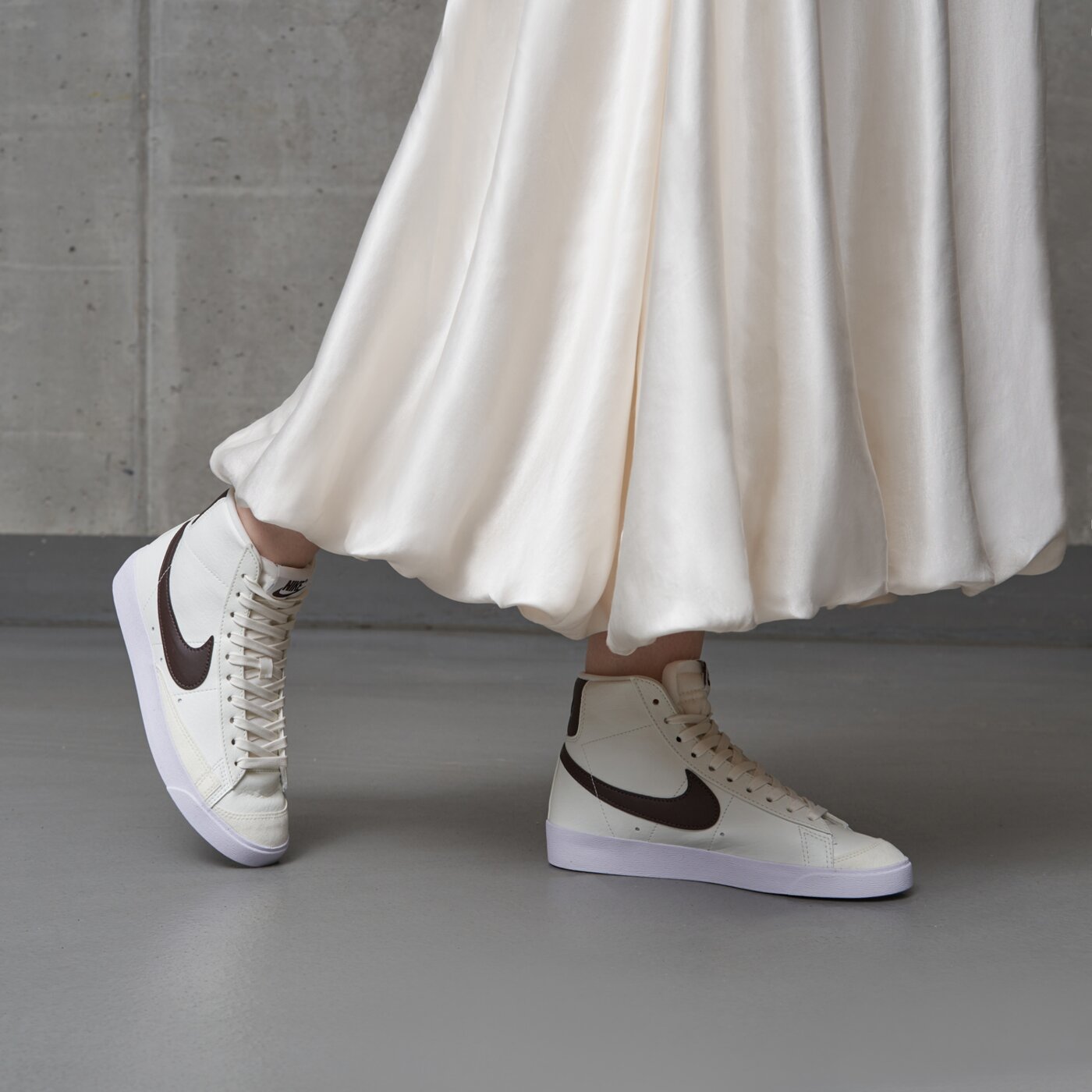 Buty sportowe damskie NIKE BLAZER MID '77 NEXT NATURE dq4124-107 kolor beżowy