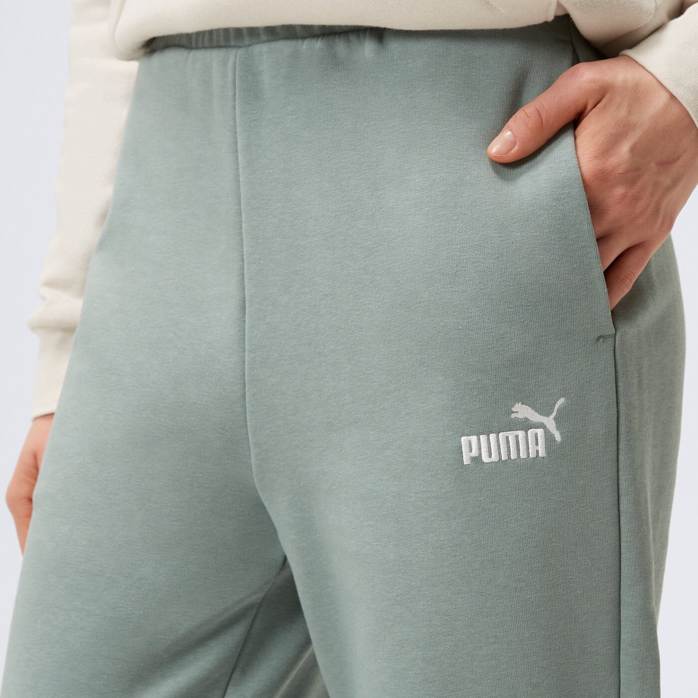 Spodnie dresowe damskie PUMA SPODNIE ESS SMALL NO. 1 682459 30 kolor zielony