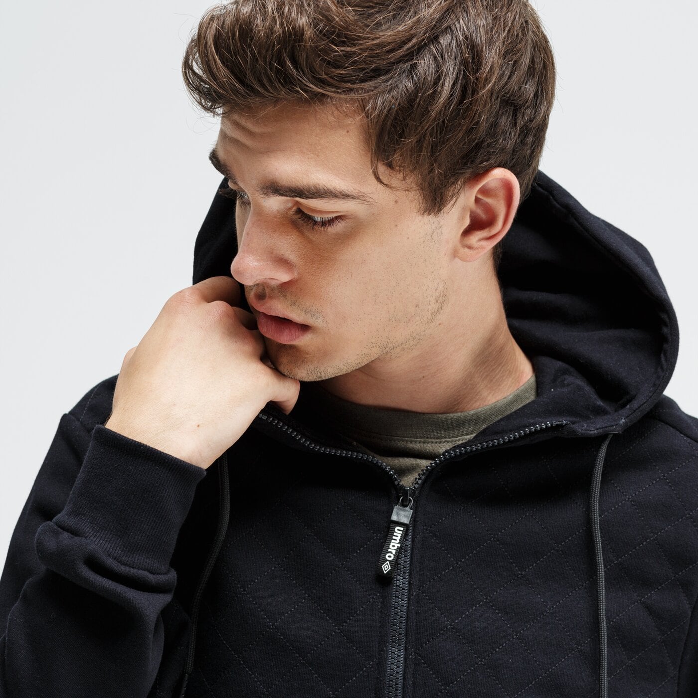 Bluza męska UMBRO BLUZA ROZPINANA Z KAPTUREM PIELAVESI ul39blm22001 kolor czarny