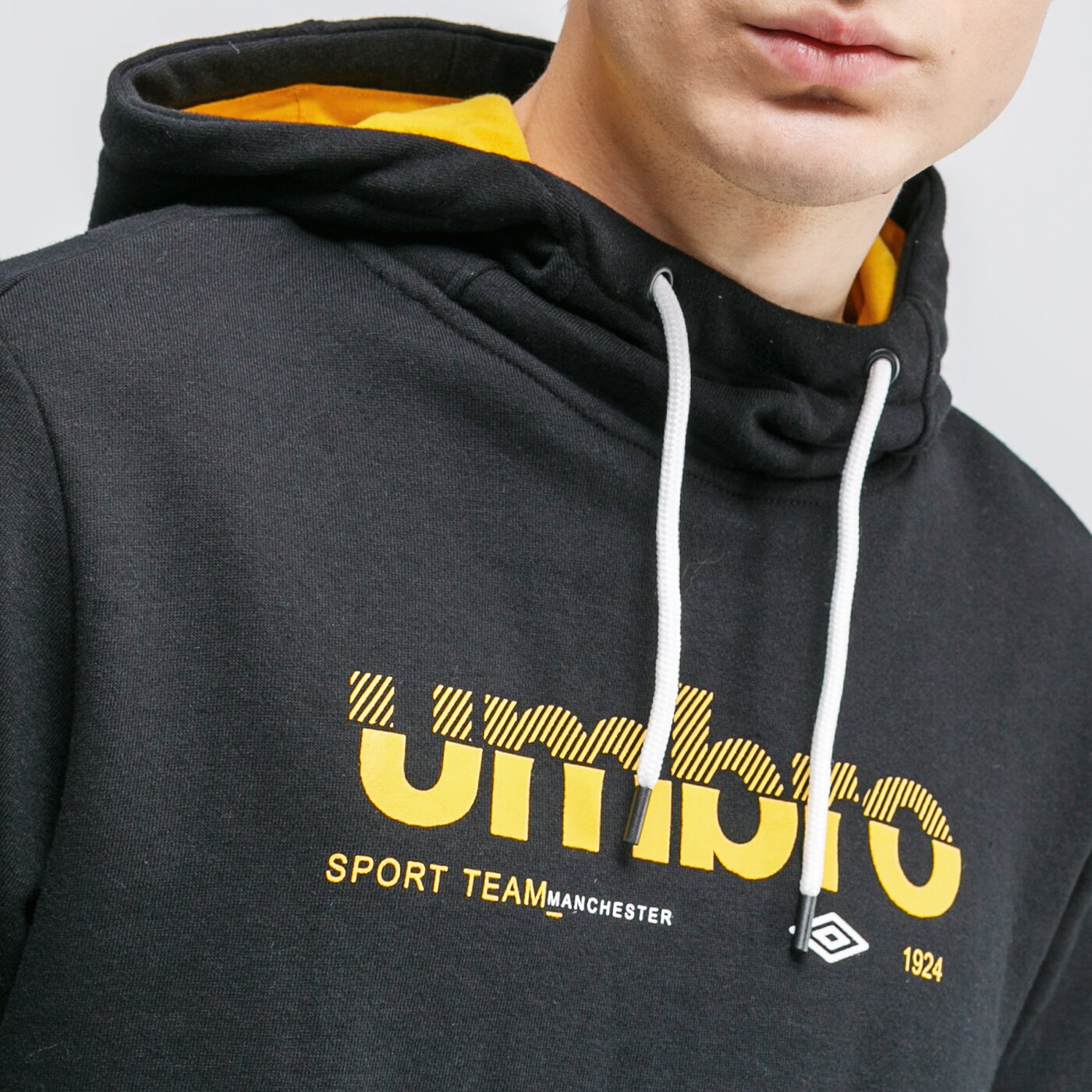 Bluza męska UMBRO BLUZA Z KAPTUREM WILLIS ul320blm08001 kolor czarny