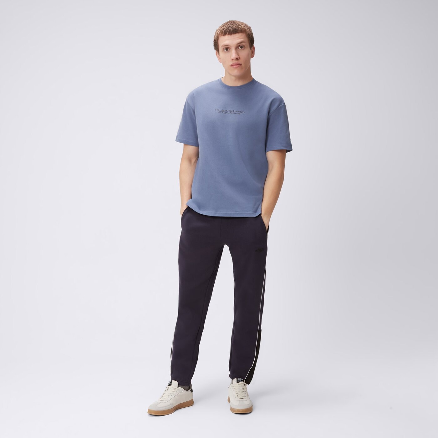 Spodnie dresowe męskie UMBRO SPODNIE UMBRO ESS NAVY ul325spm02005 kolor granatowy