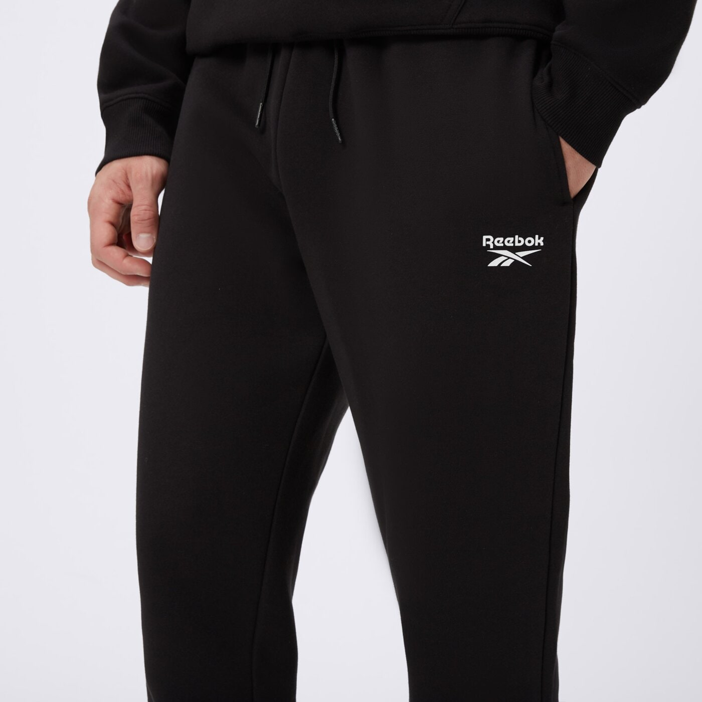 Spodnie dresowe męskie REEBOK SPODNIE ANDRE SMALL LOGO CUFFED 100240231 kolor czarny