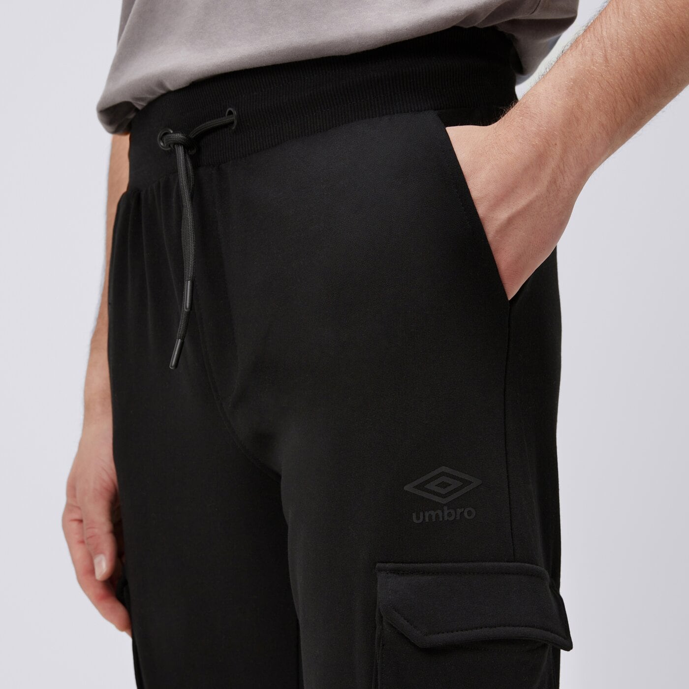 Spodnie dresowe męskie UMBRO SPODNIE ESS CARGO ul125spm02001 kolor czarny