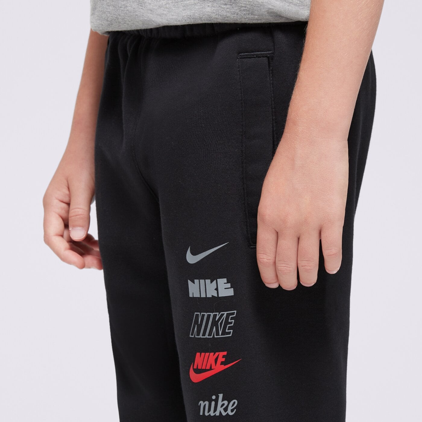 Spodnie dziecięce NIKE SPODNIE K NSW CLUB FLC JGGR MLOGO BOY hq0973-010 kolor czarny