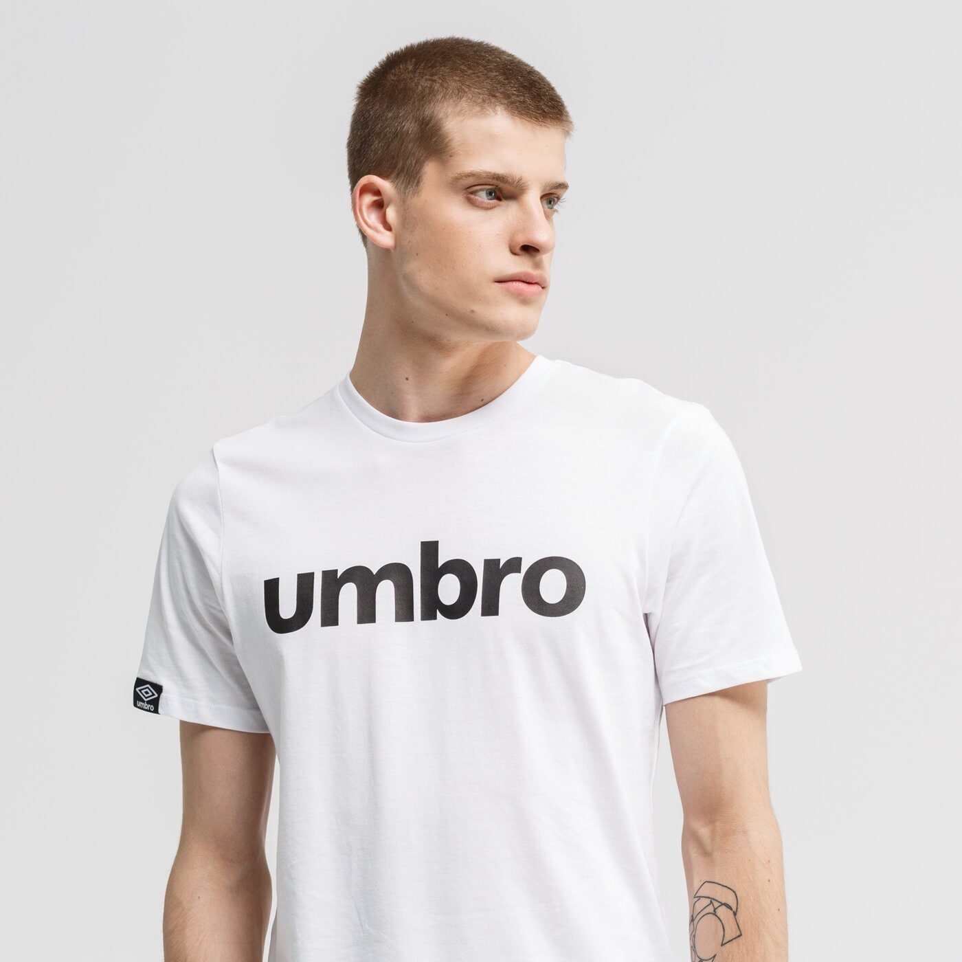 Koszulka męska UMBRO T-SHIRT SS LINEAR LOGO GRAPHIC 65551u-13u kolor biały