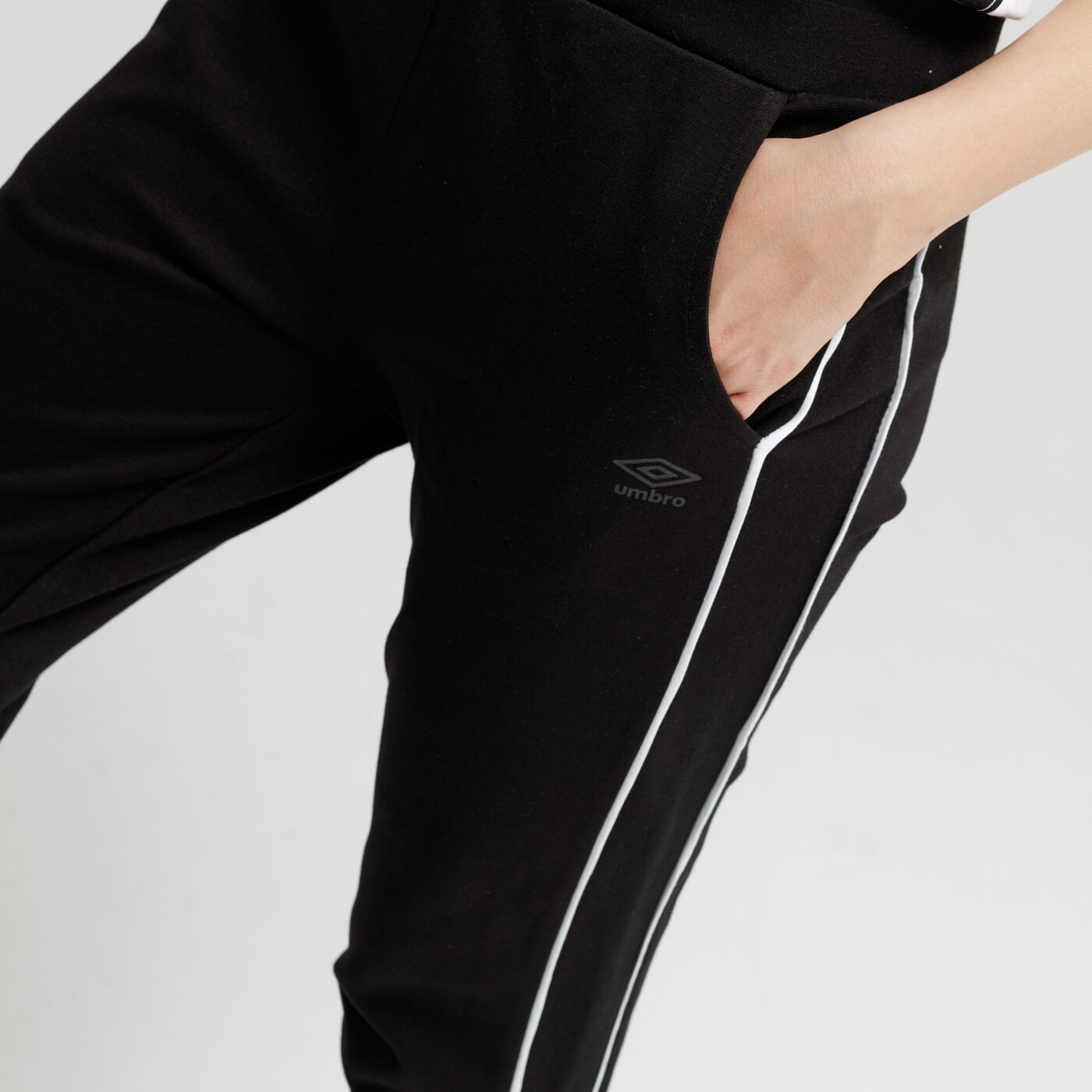 Spodnie dresowe damskie UMBRO SPODNIE HUSHY ul19spd06001 kolor czarny