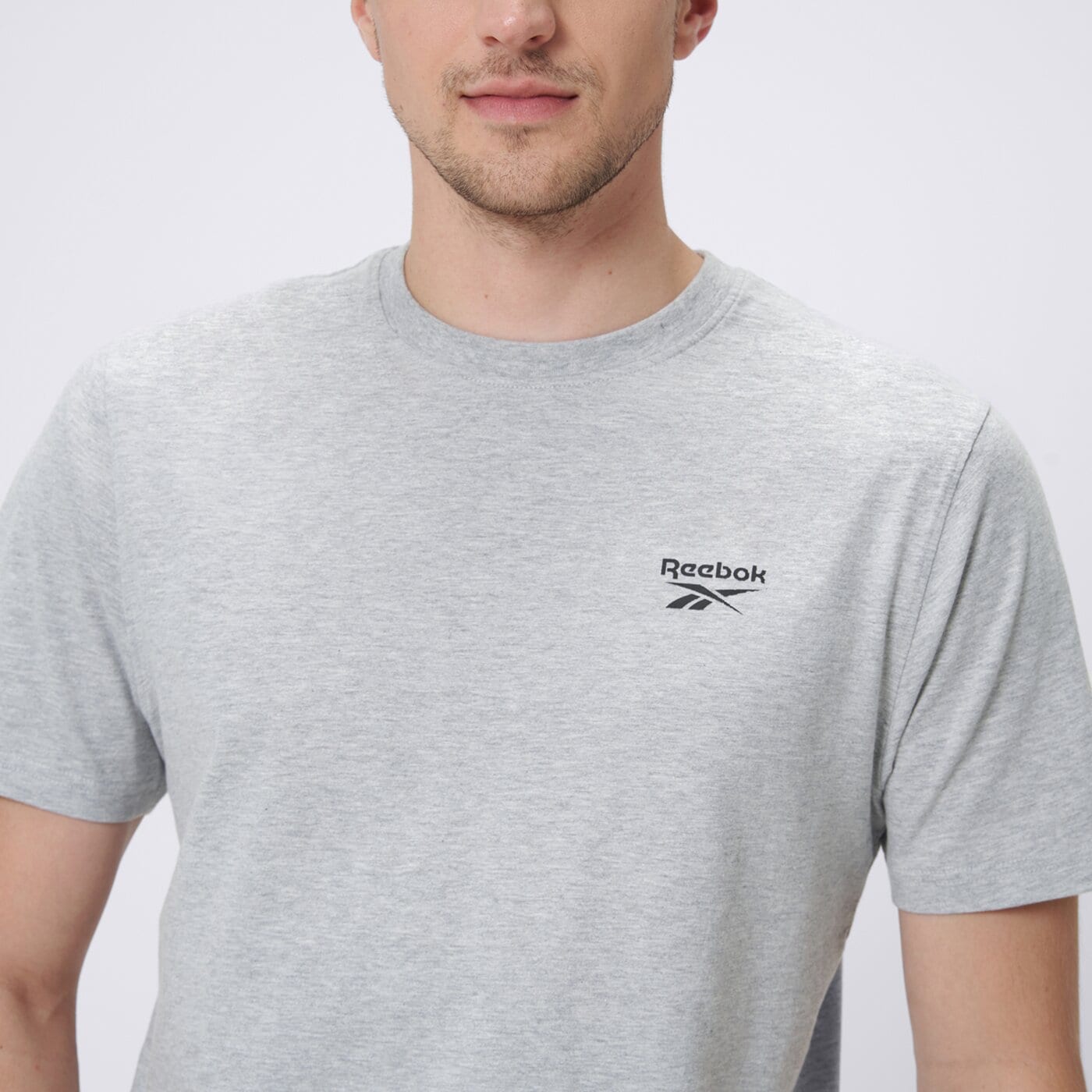 Koszulka męska REEBOK T-SHIRT CODY SMALL LOGO CREW NECK 100240909 kolor szary