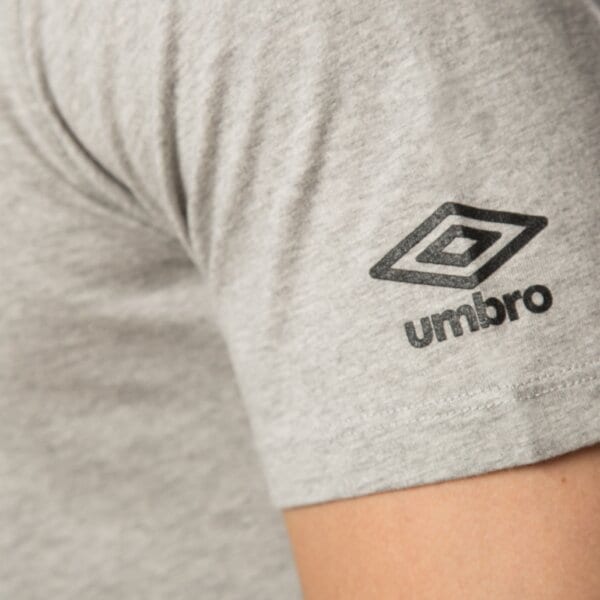 Koszulka męska UMBRO T-SHIRT UMBRO STACK LOGO GRAPHIC TEE 64104u263 kolor szary