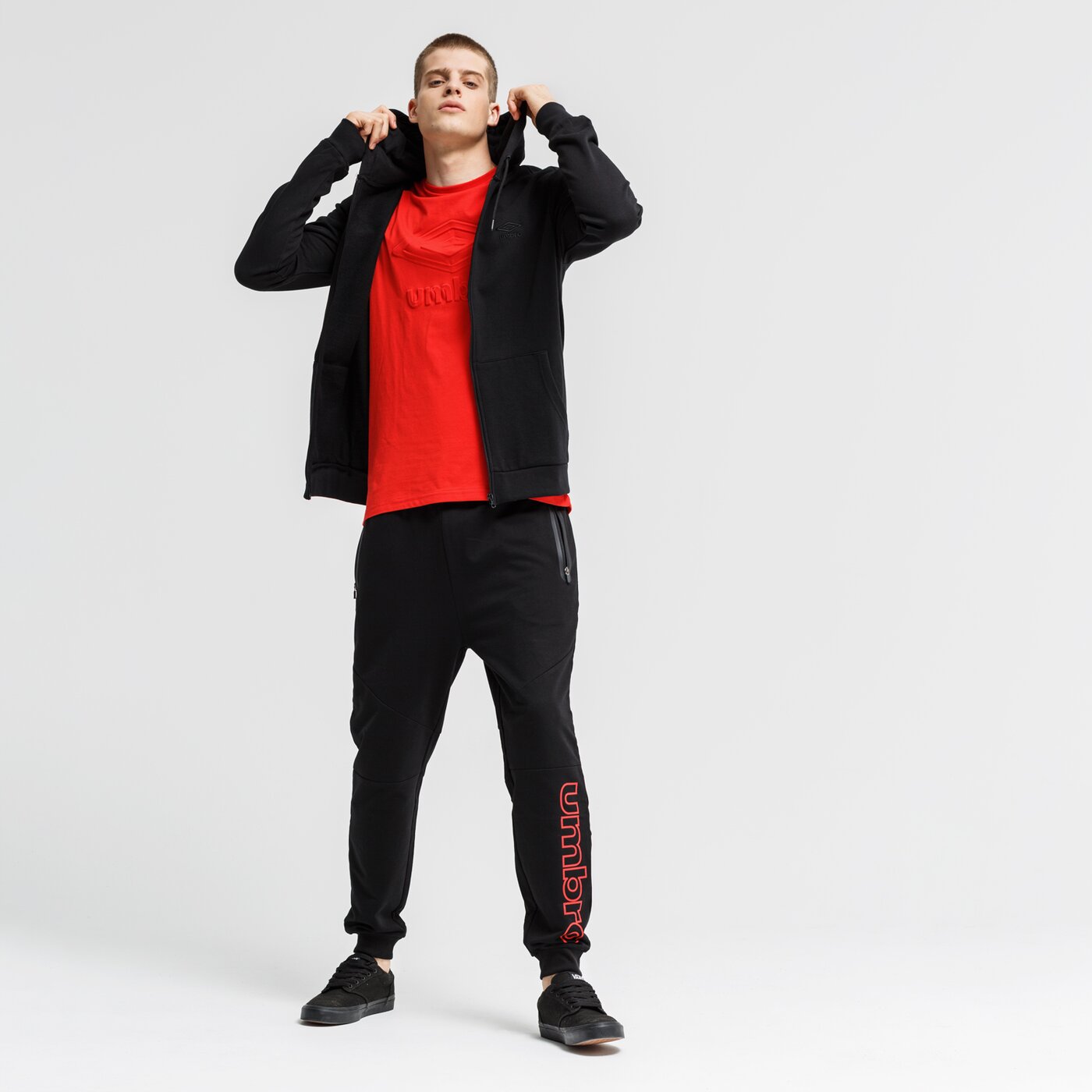 Bluza męska UMBRO BLUZA ROZPINANA Z KAPTUREM CEDRIC ul39blm16002 kolor czarny