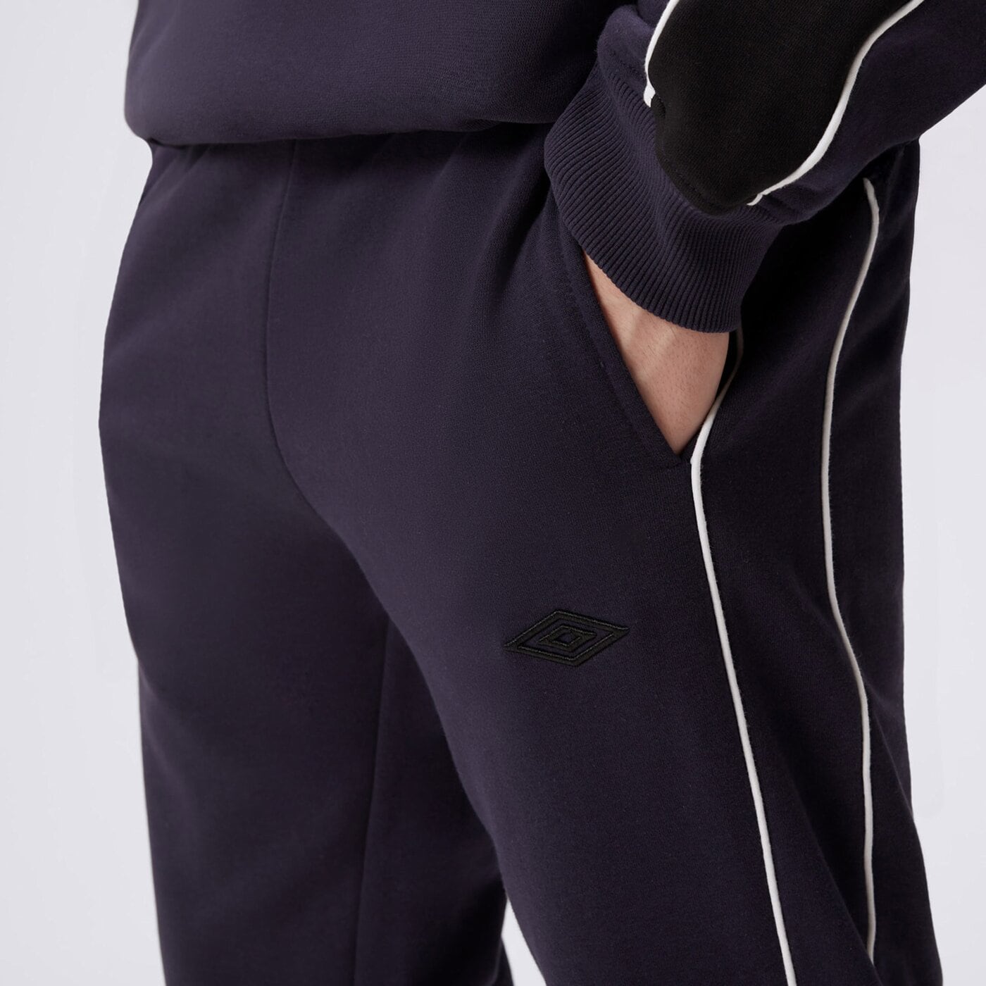 Spodnie dresowe męskie UMBRO SPODNIE UMBRO ESS NAVY ul325spm02005 kolor granatowy