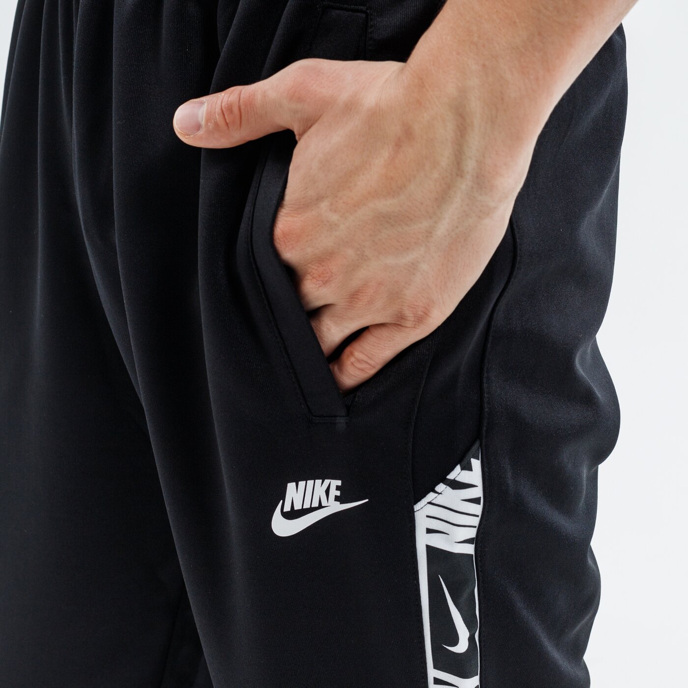 Spodnie dresowe męskie NIKE SPODNIE REPEAT TAPE JOGGERS dm4673-010 kolor czarny