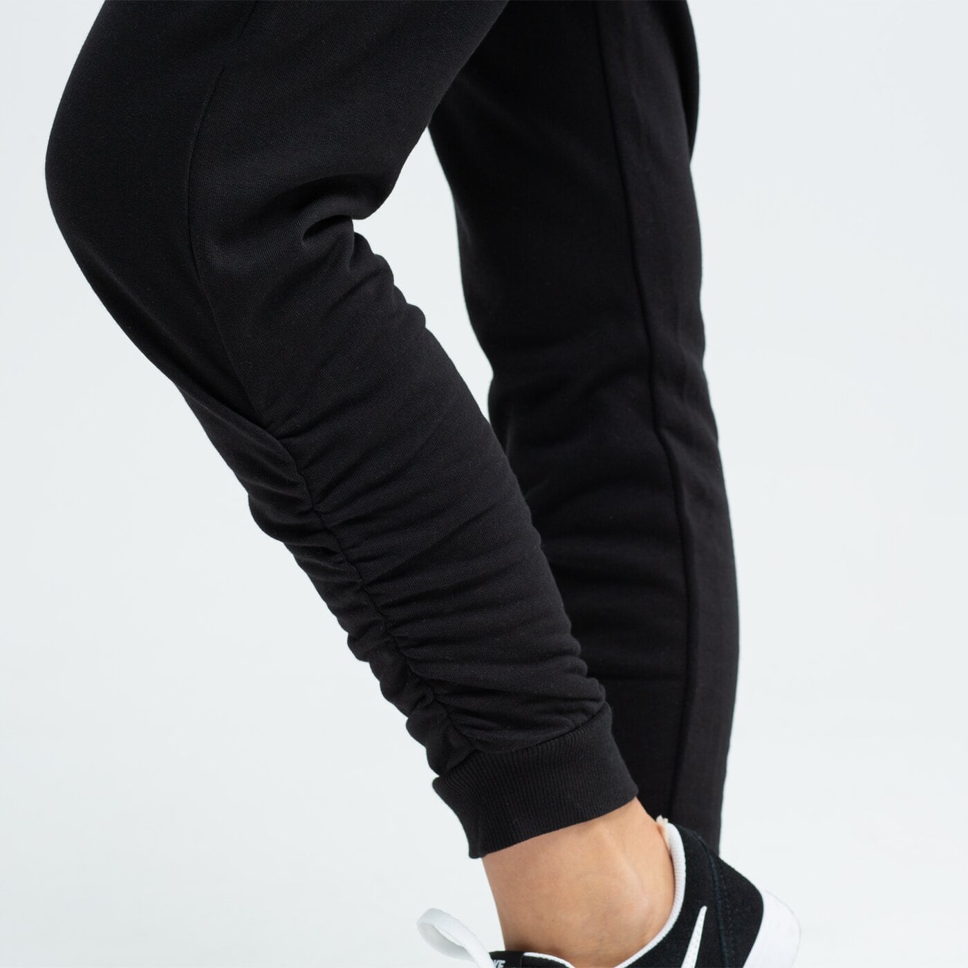 Spodnie dresowe damskie FEEWEAR SPODNIE ROSMERY fw39spd10002 kolor czarny