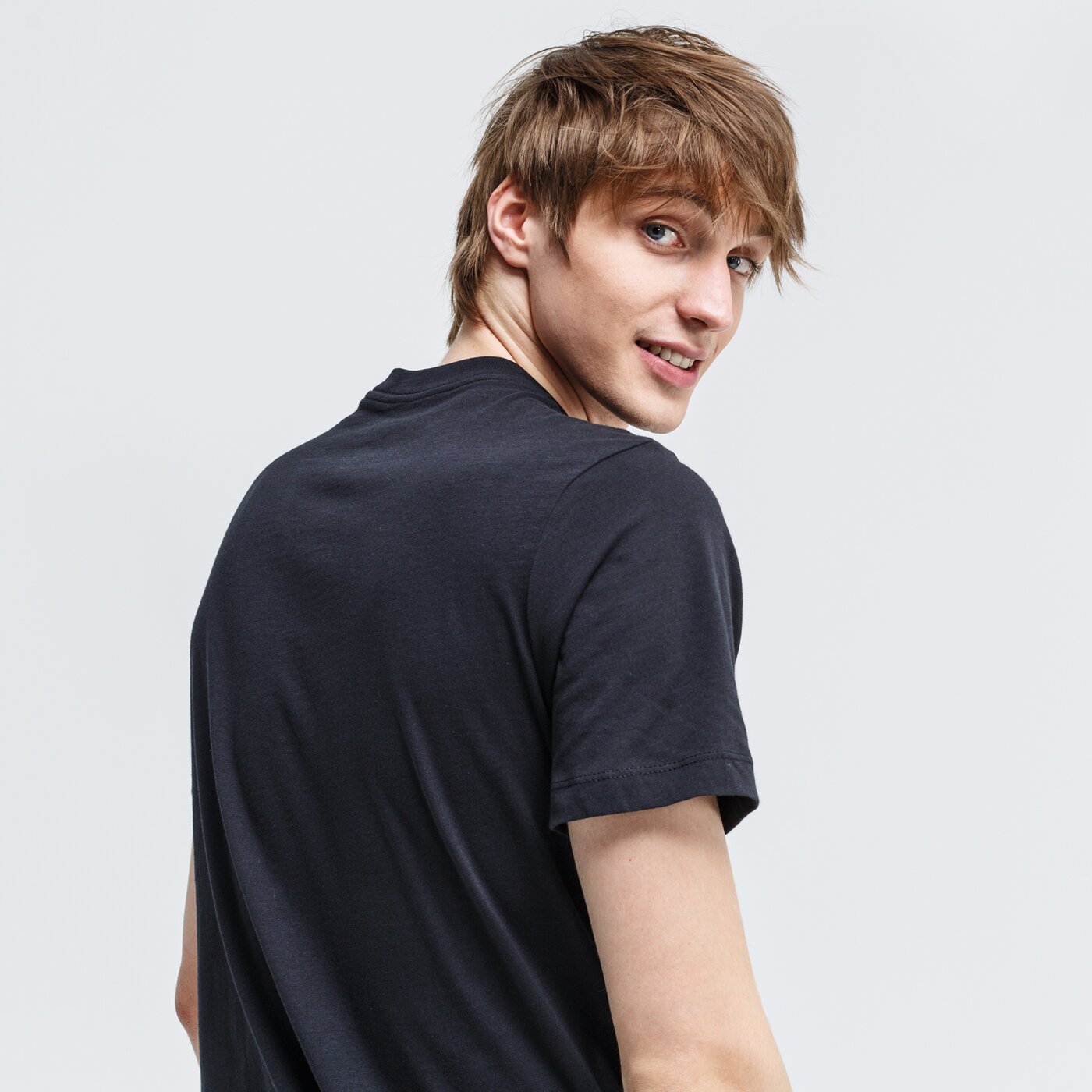 Koszulka męska NIKE T-SHIRT NSW SS MLTI COLOR NIKE cw0474-010 kolor czarny