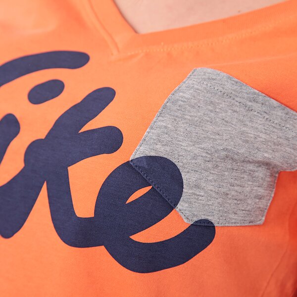 Koszulka damska NIKE T-SHIRT TEE MID V-PRINTED POCKET 589534822 kolor pomarańczowy