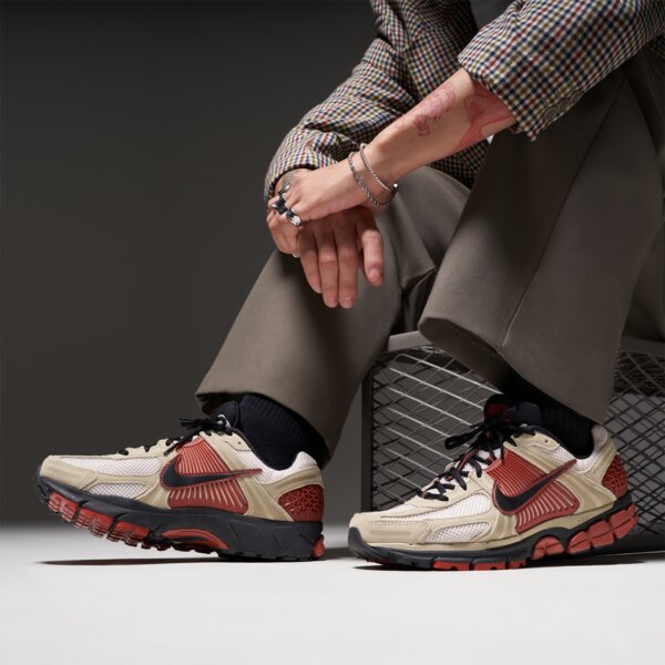 Buty sportowe męskie NIKE ZOOM VOMERO 5 hf1553-201 kolor beżowy