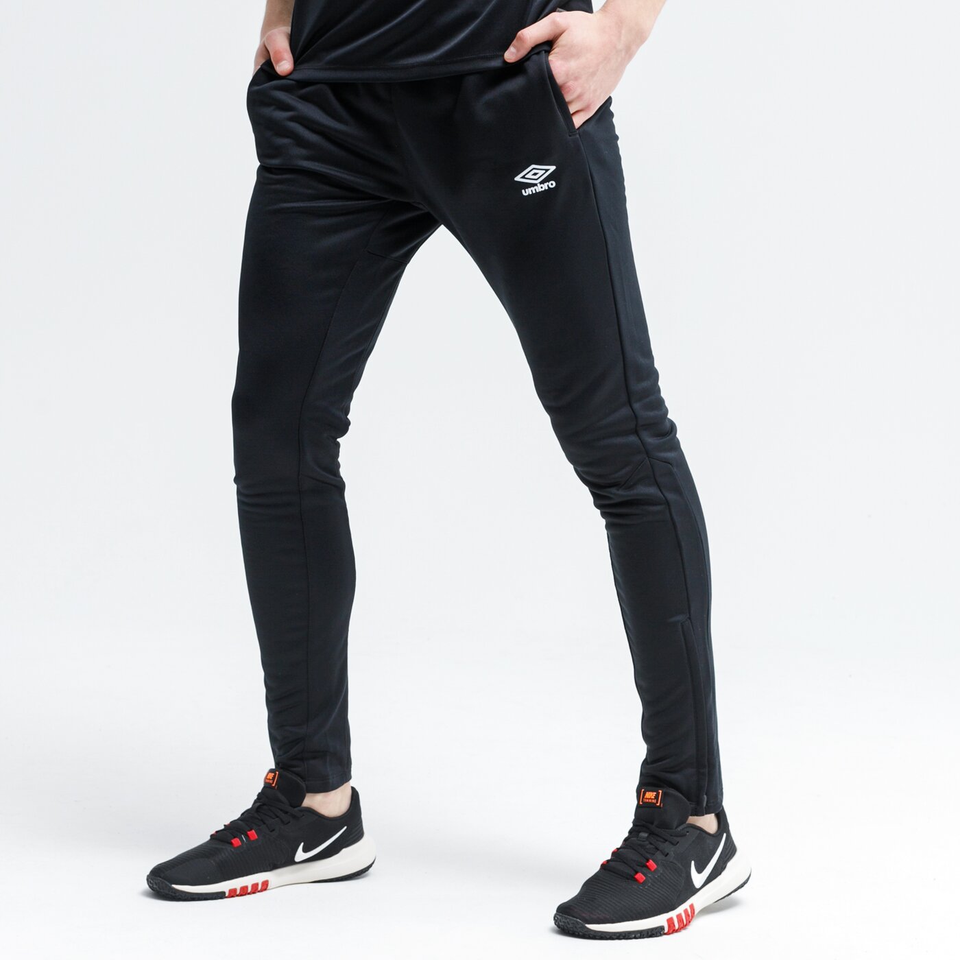 Spodnie dresowe męskie UMBRO SPODNIE FW TAPERED 65524u-060 kolor czarny