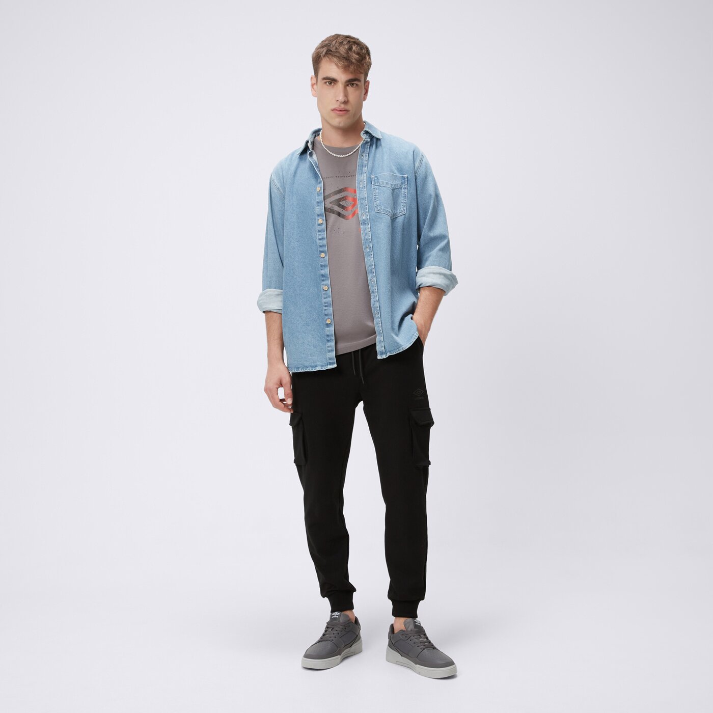 Spodnie dresowe męskie UMBRO SPODNIE ESS CARGO ul125spm02001 kolor czarny