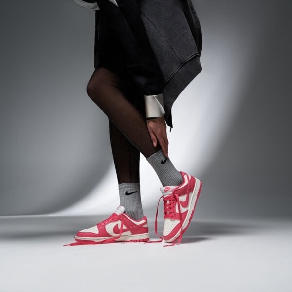 Buty sportowe damskie NIKE DUNK LOW dd1873-600 kolor różowy