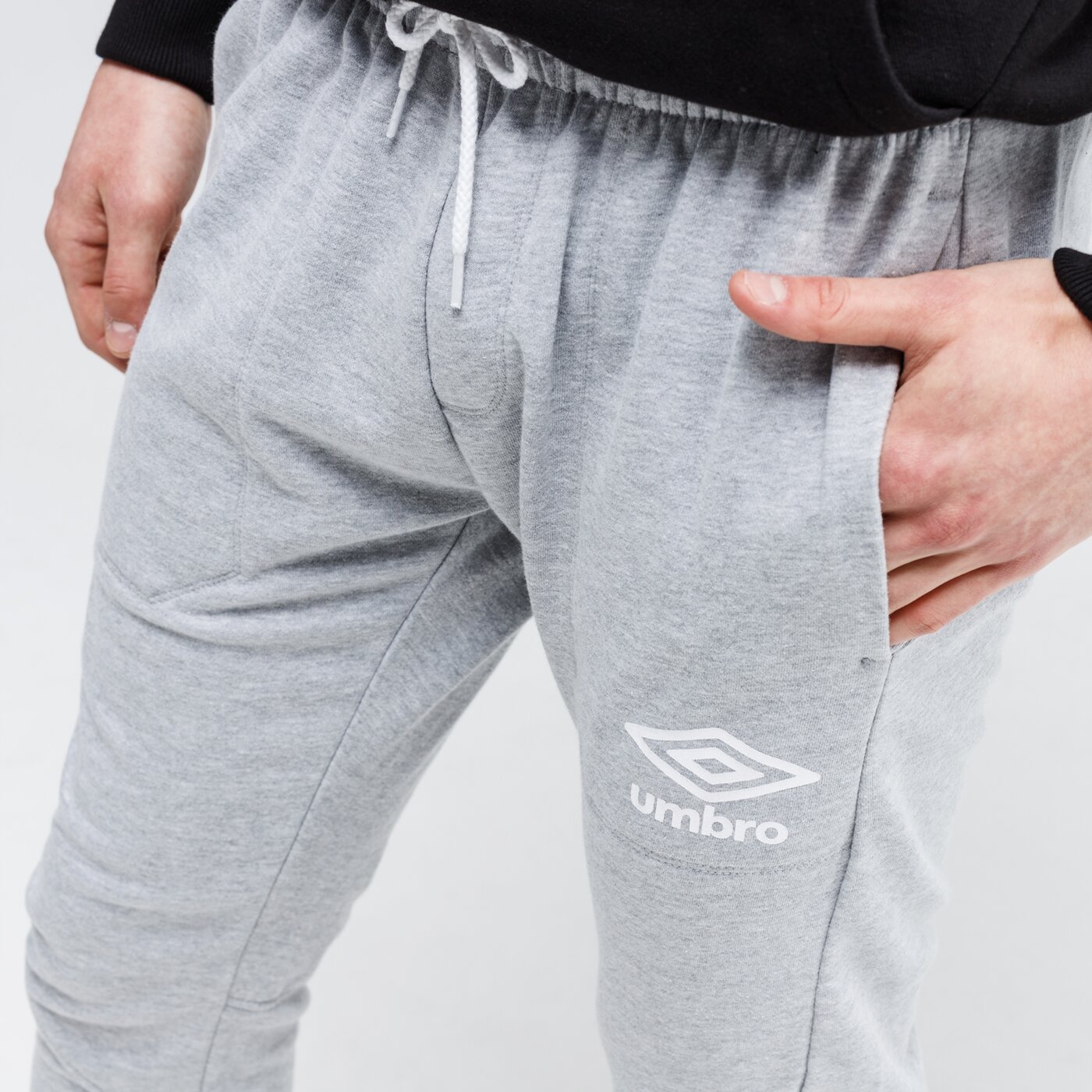 Spodnie dresowe męskie UMBRO SPODNIE SLIM FIT FLEECE 65677u-263 kolor szary