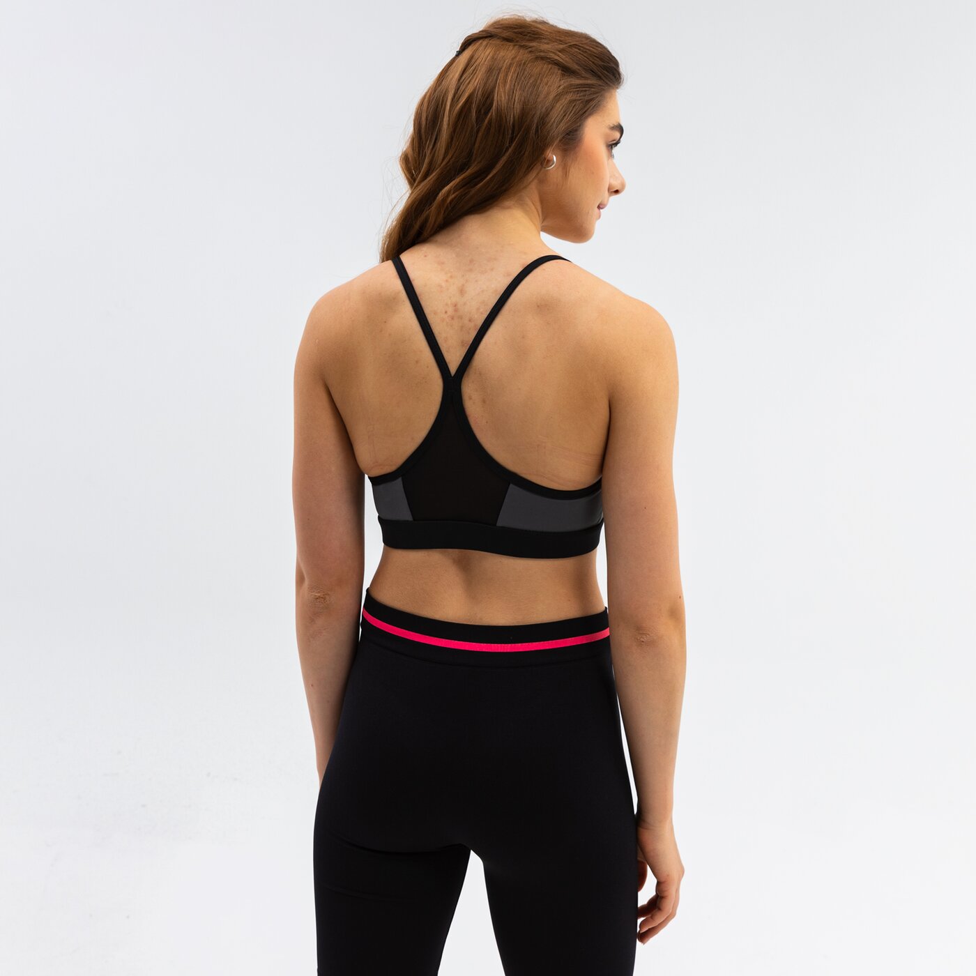 Top damski NIKE BRA W NK AIR DF INDY CUTOUT dd1379-010 kolor czarny