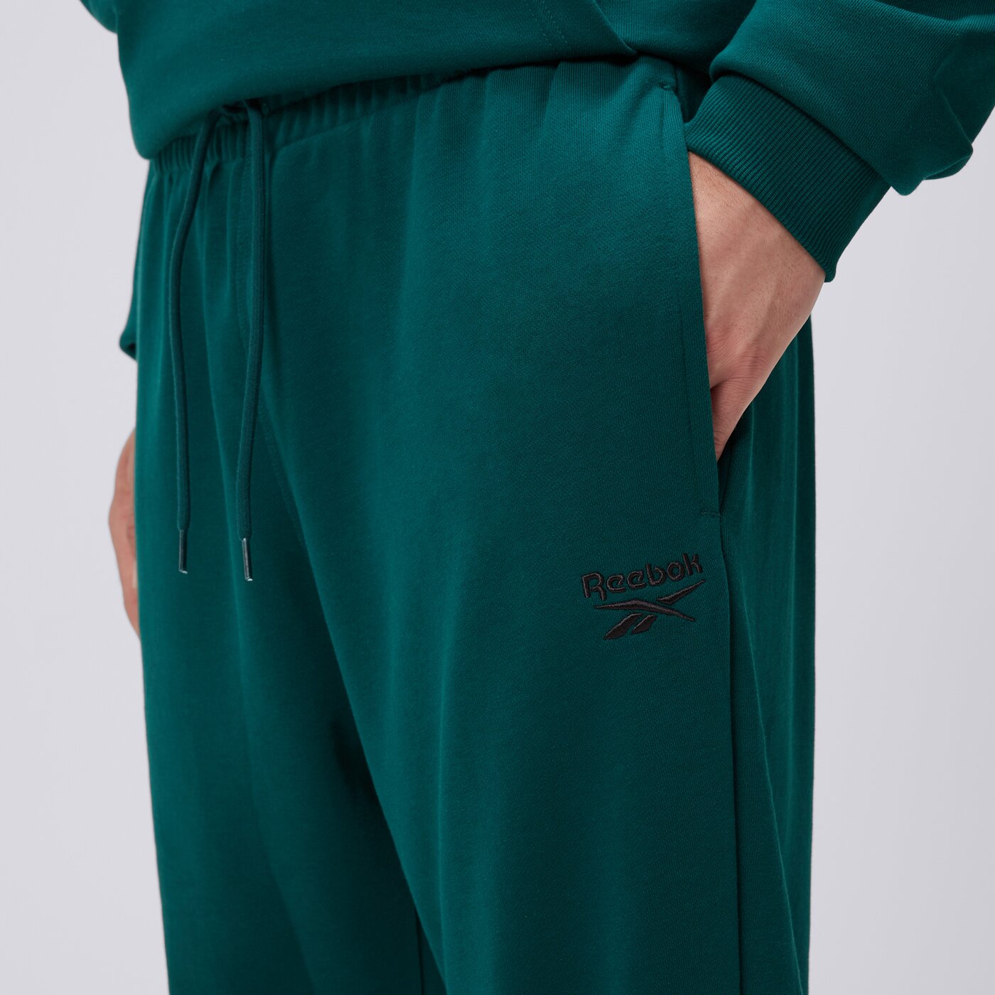 Spodnie dresowe męskie REEBOK SPODNIE IDENTITY SMALL LOGO FT JOGGER 100217213 kolor zielony