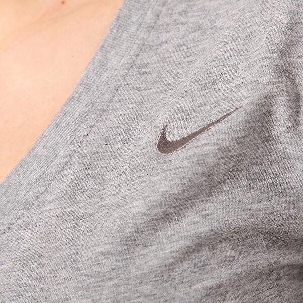 Koszulka damska NIKE T-SHIRT TEE MID V-EMBRD SWOOSH 547468063 kolor szary