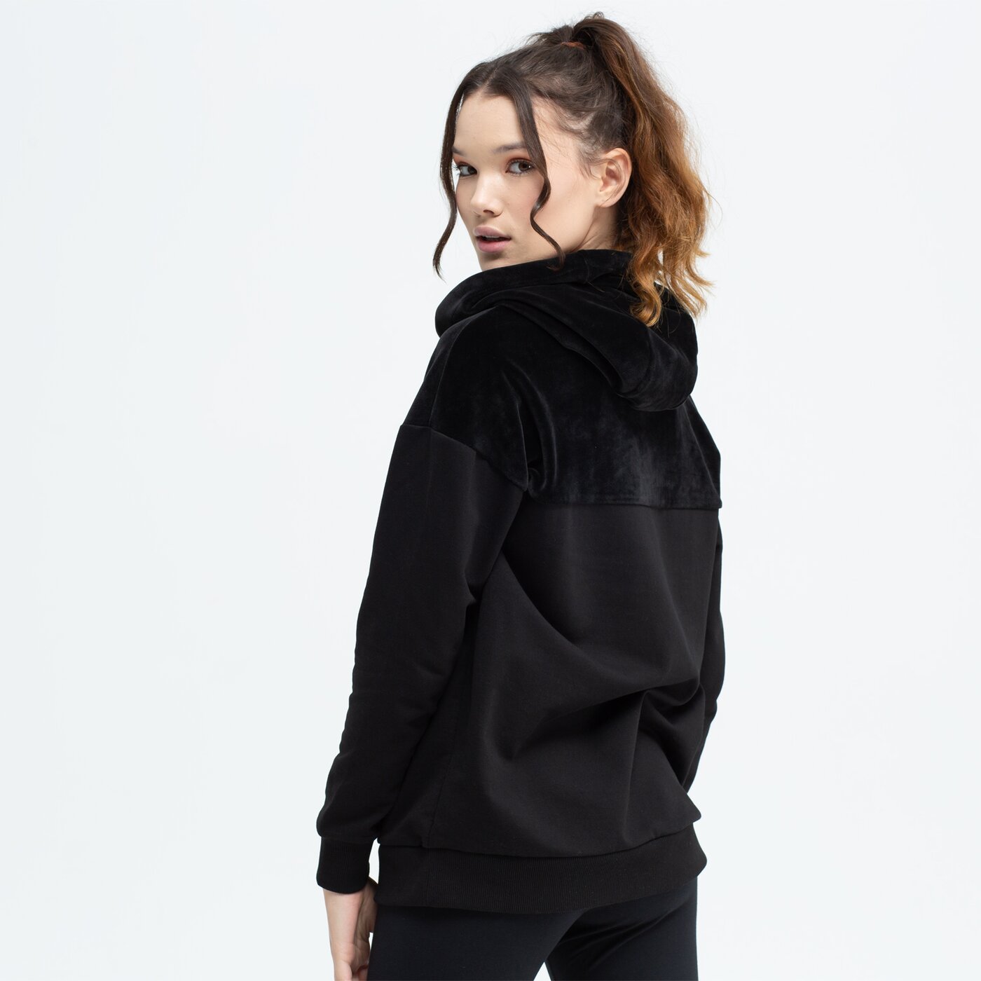 Bluza damska FEEWEAR BLUZA Z KAPTUREM LOSTI fw39bld09001 kolor czarny