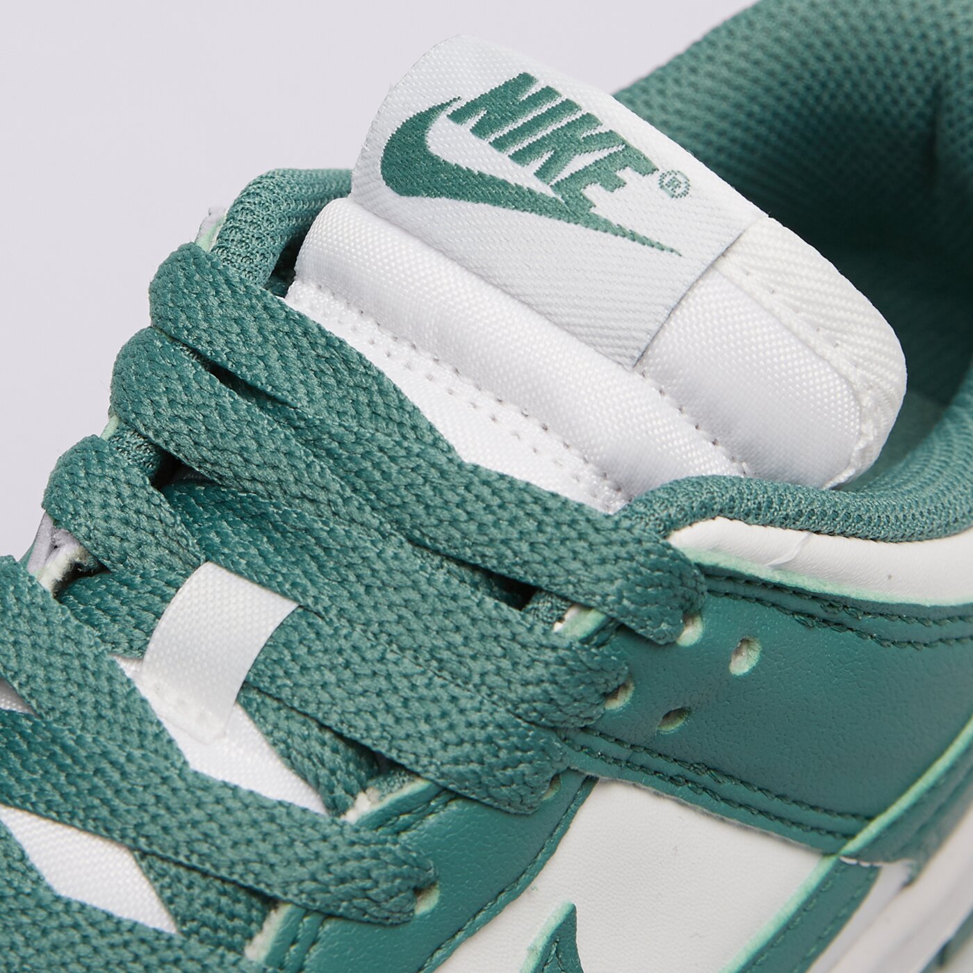 Buty sportowe damskie NIKE DUNK LOW dd1873-107 kolor biały