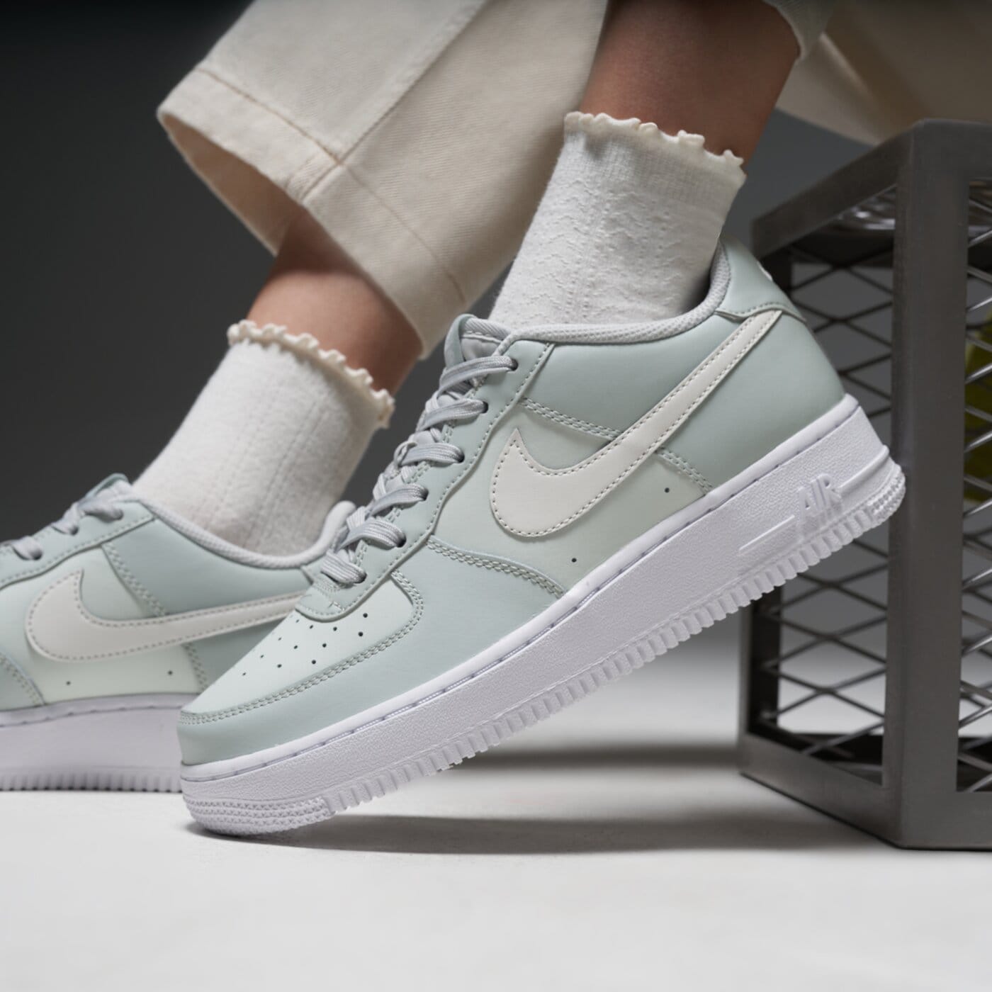 Buty dziecięce NIKE AIR FORCE 1 BG fv5948-007 kolor srebrny