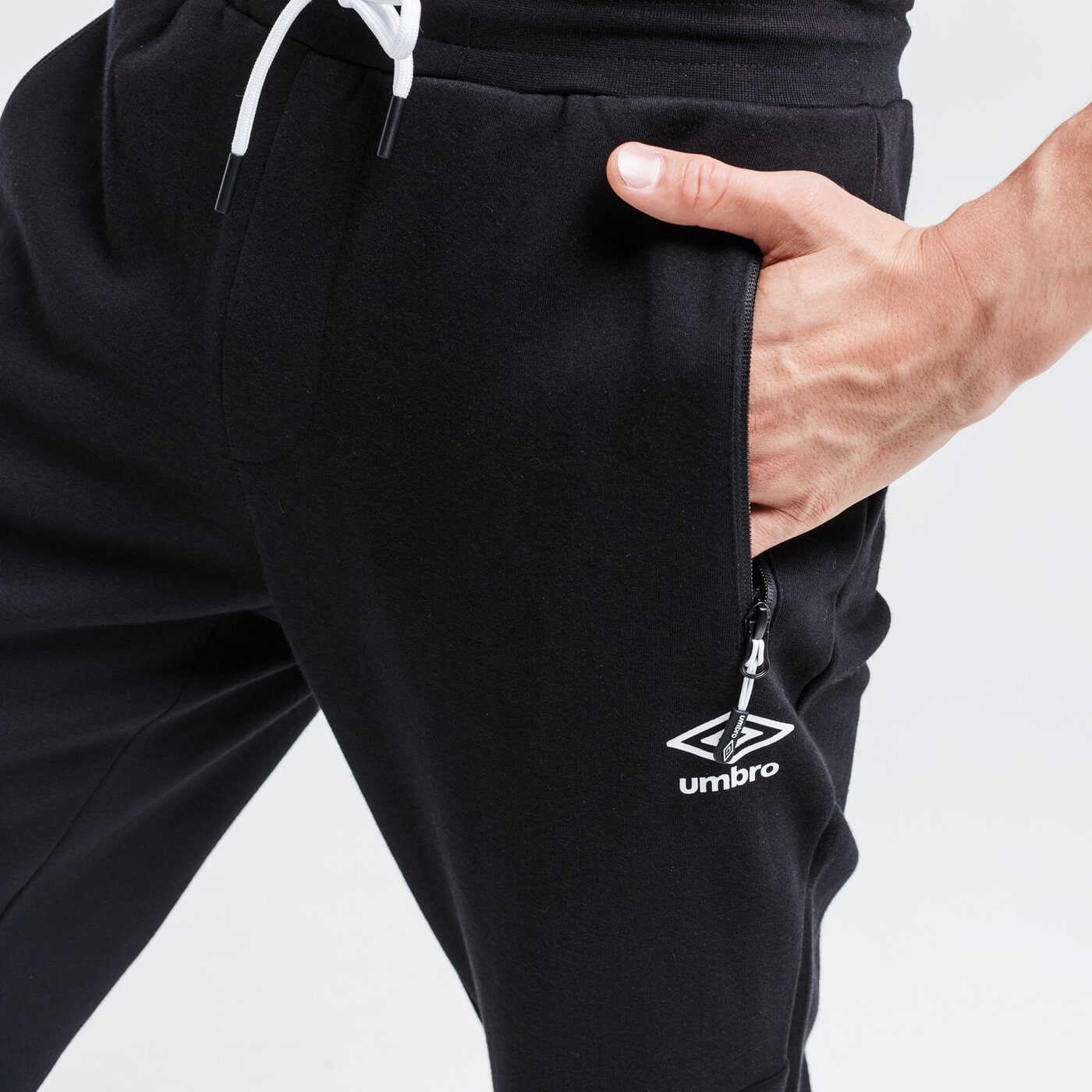 Spodnie dresowe męskie UMBRO SPODNIE ANDY ul320spm06001 kolor czarny