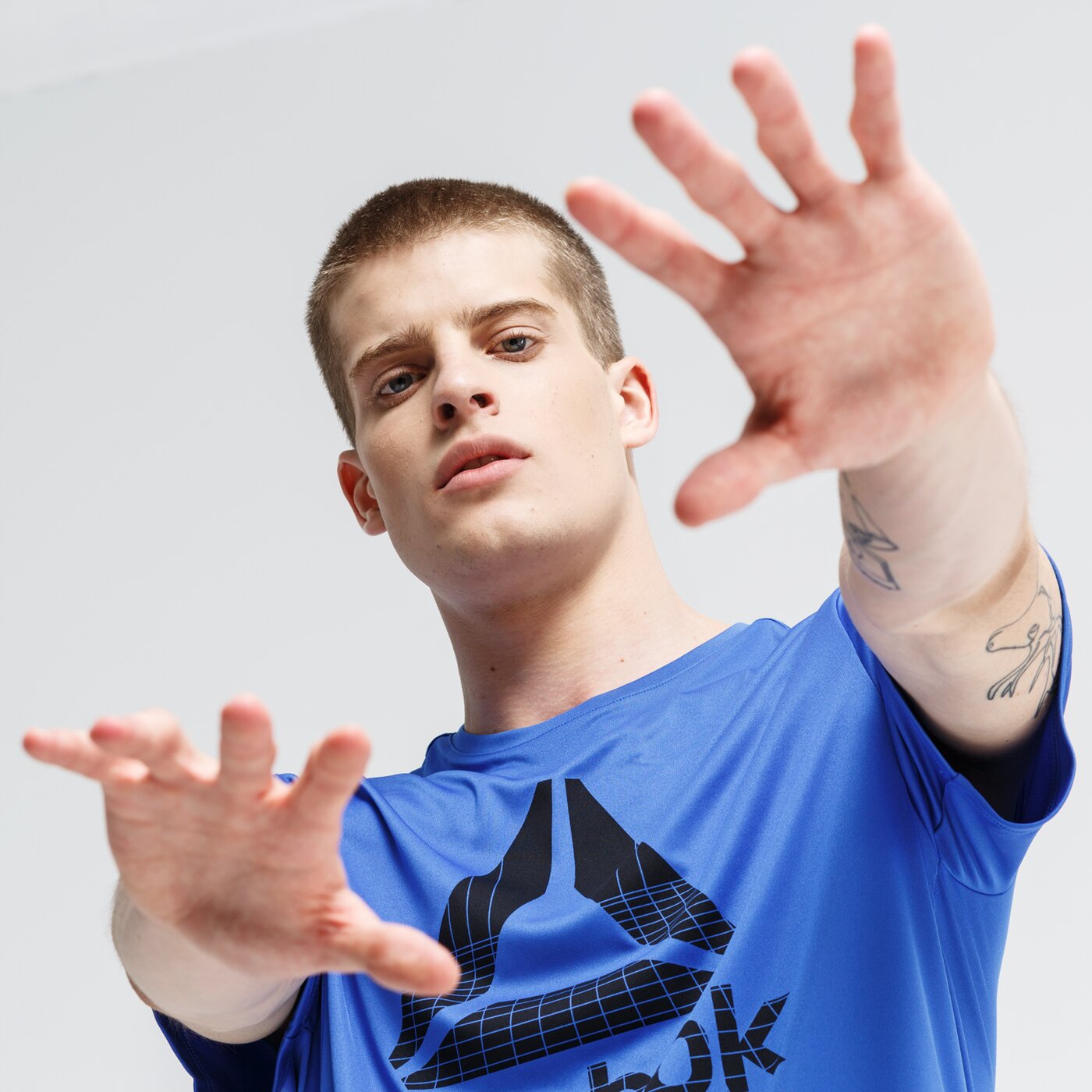 Koszulka męska REEBOK T-SHIRT WOR GRAPHIC TECH du2177 kolor granatowy