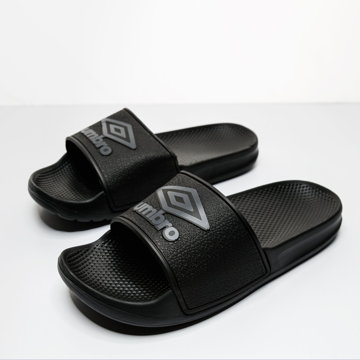 Klapki dla dzieci UMBRO SQUADRA SLIDE - JNR  81680u-c44 kolor czarny