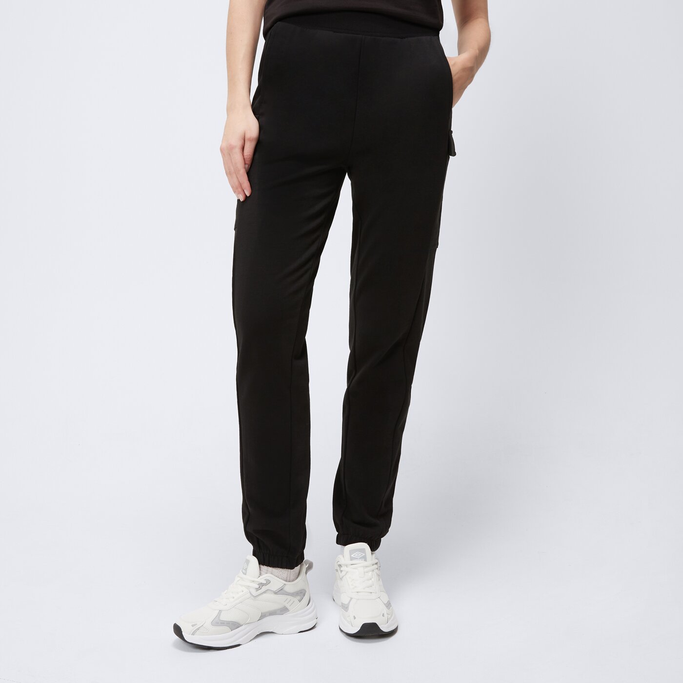 Spodnie dresowe damskie UMBRO SPODNIE CARGO ul125spd04001 kolor czarny