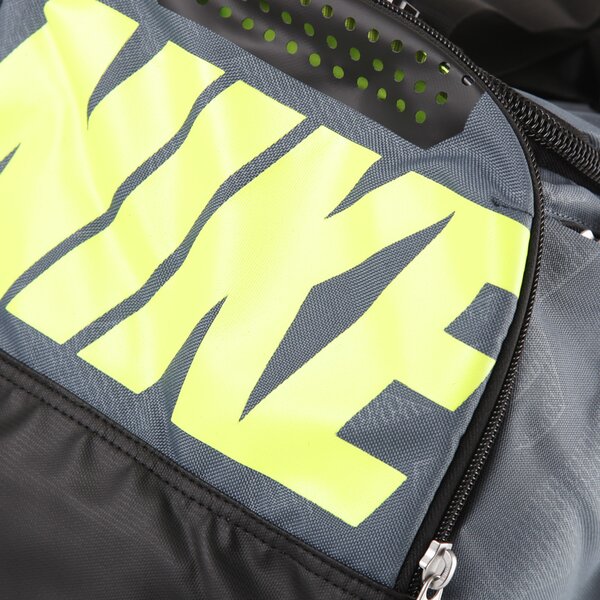 Torba sportowa damska NIKE TORBA NIKE TM TRAIN SM DUFFEL GRAPHC ba4518427 kolor czarny