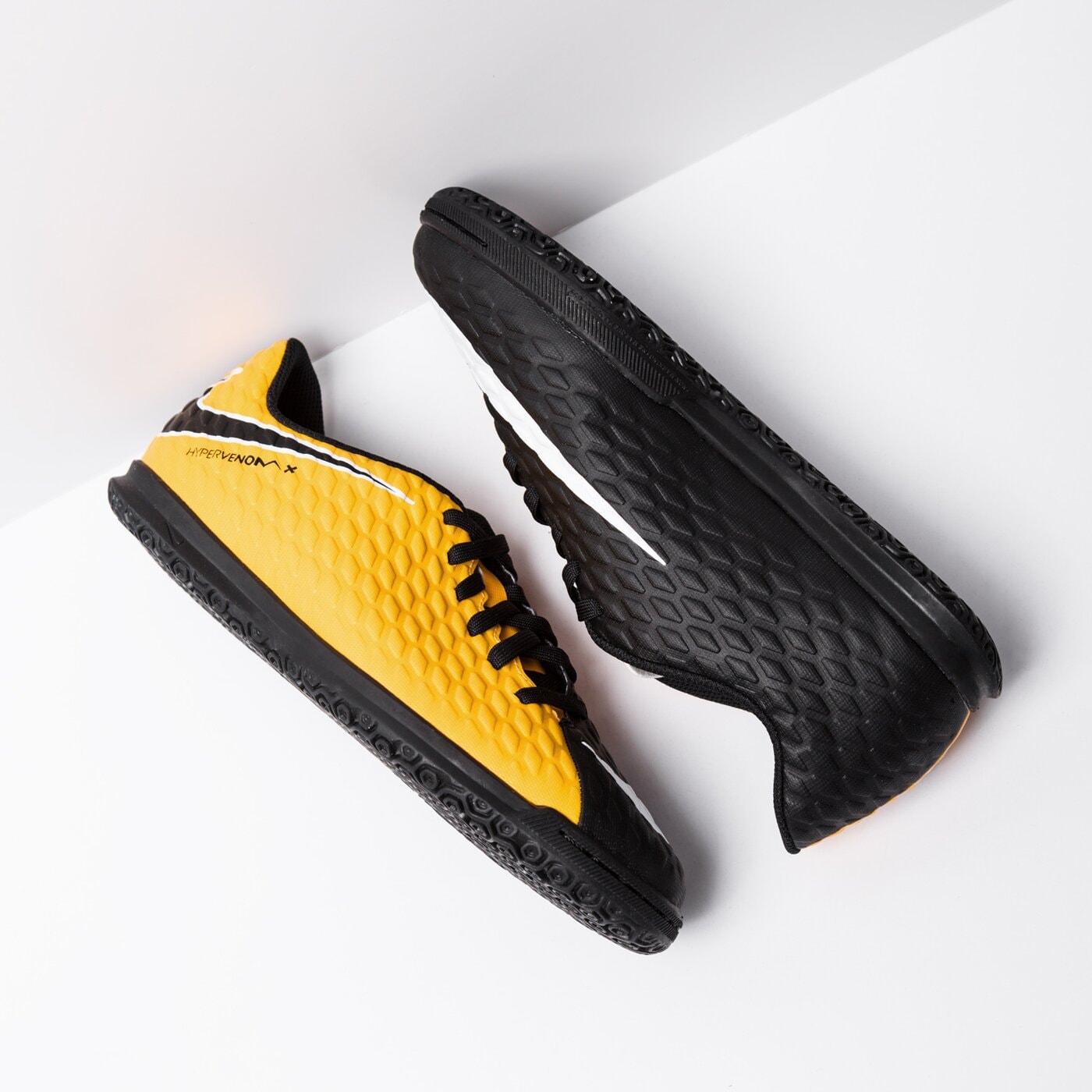 Buty piłkarskie dla dzieci NIKE HYPERVENOM PH III IC JR 852583-801 kolor pomarańczowy