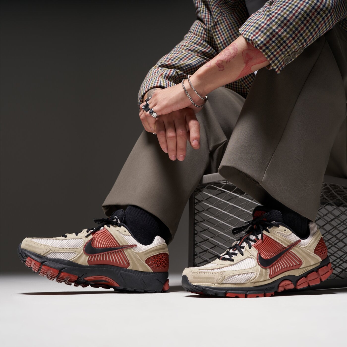 Buty sportowe męskie NIKE ZOOM VOMERO 5 hf1553-201 kolor beżowy