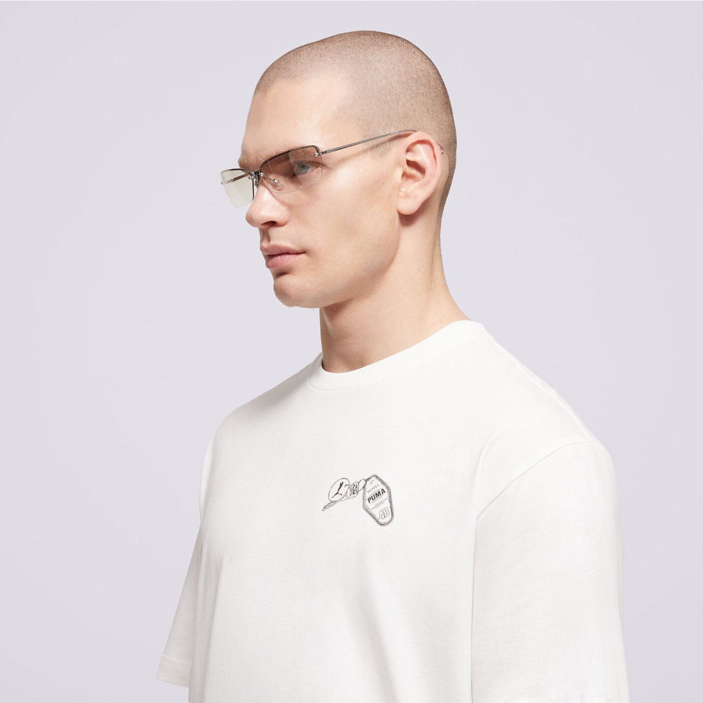 Koszulka męska PUMA T-SHIRT GRAPHICS PUMA HOTEL RELAXED TEE 629636 02 kolor biały