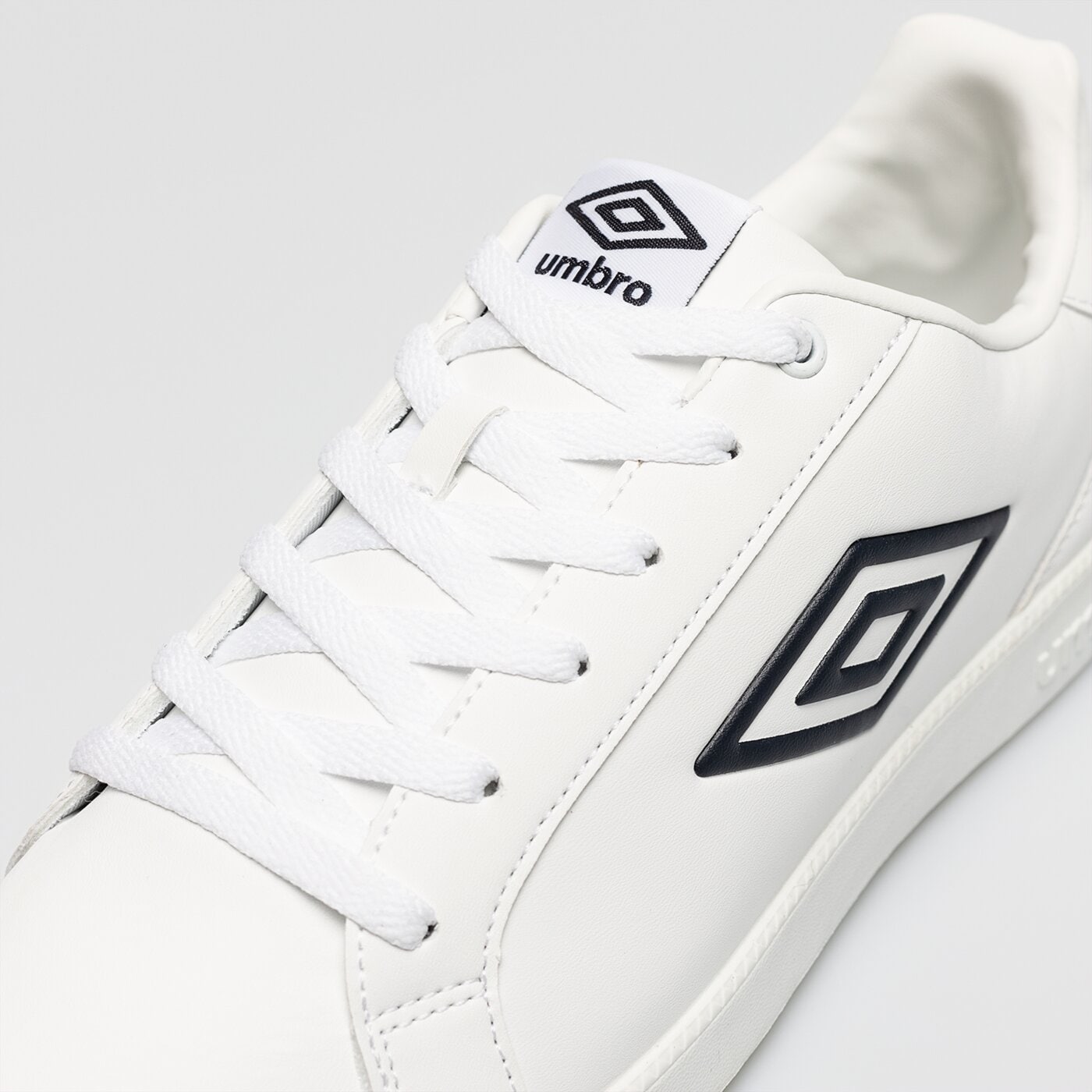 Buty sportowe męskie UMBRO BROUGHTON III 40370u-823 kolor biały
