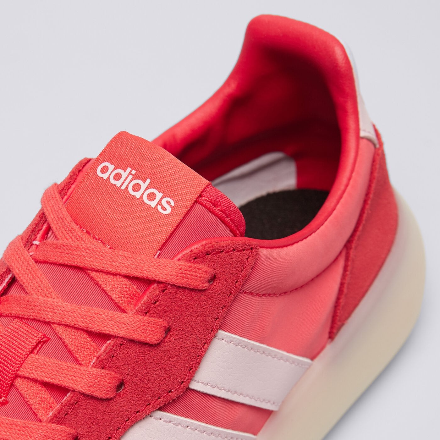 Buty sportowe damskie ADIDAS BARREDA DECODE jp9669 kolor czerwony