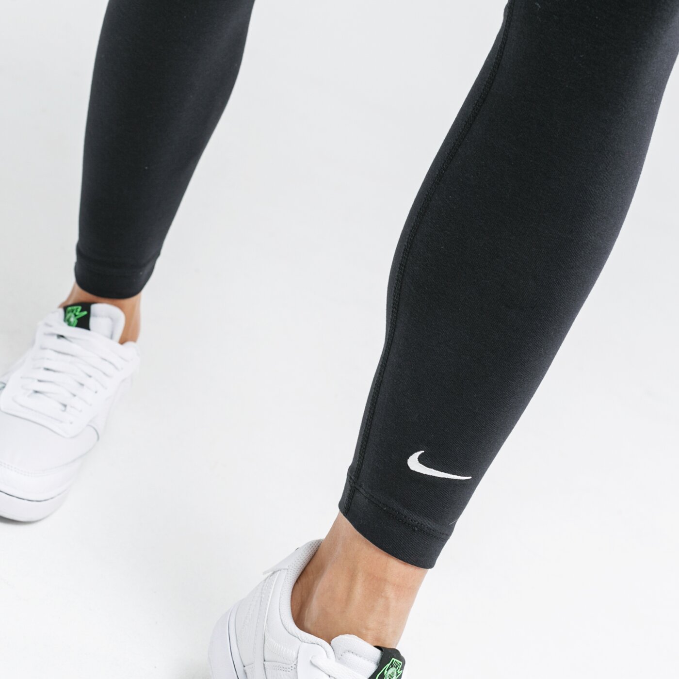 Spodnie dresowe damskie NIKE LEGGINGS SPORTSWEAR CLUB ct0739-010 kolor czarny